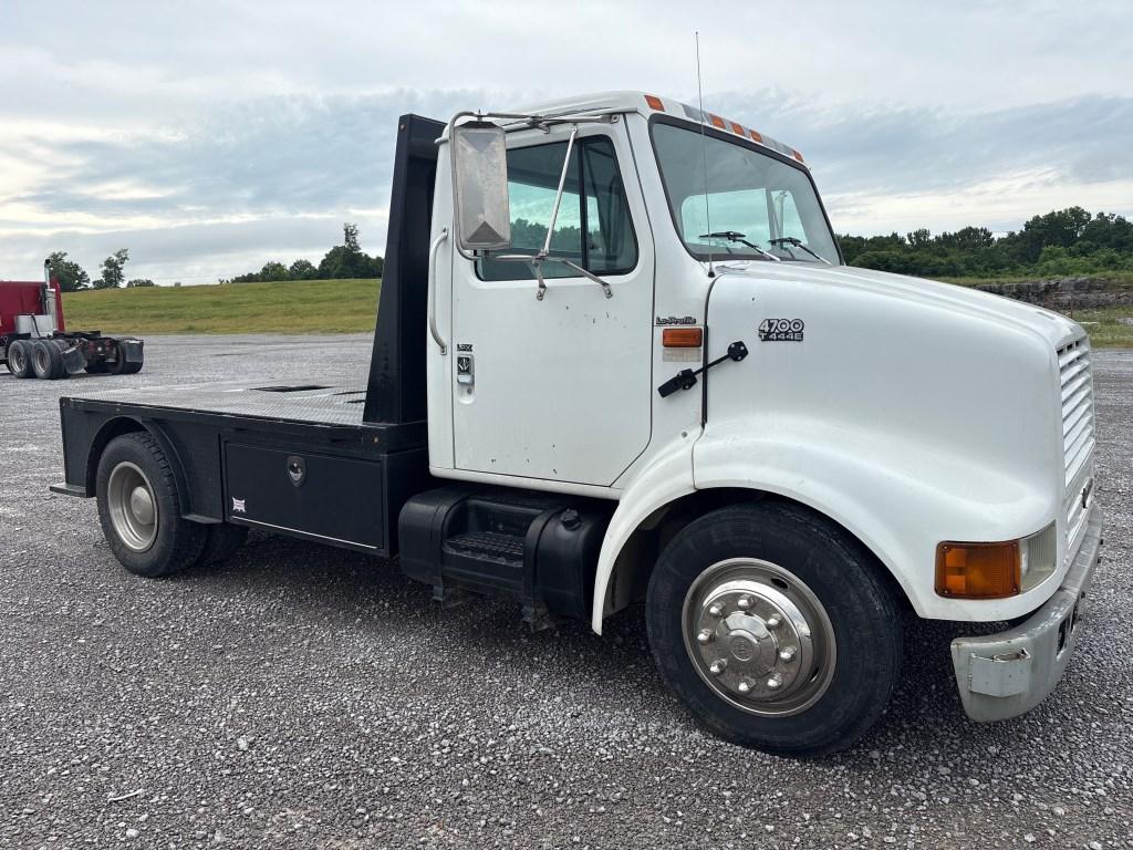 2001 INTERNATIONAL 4500 SINGLE AXLE FLATBED TRUCK