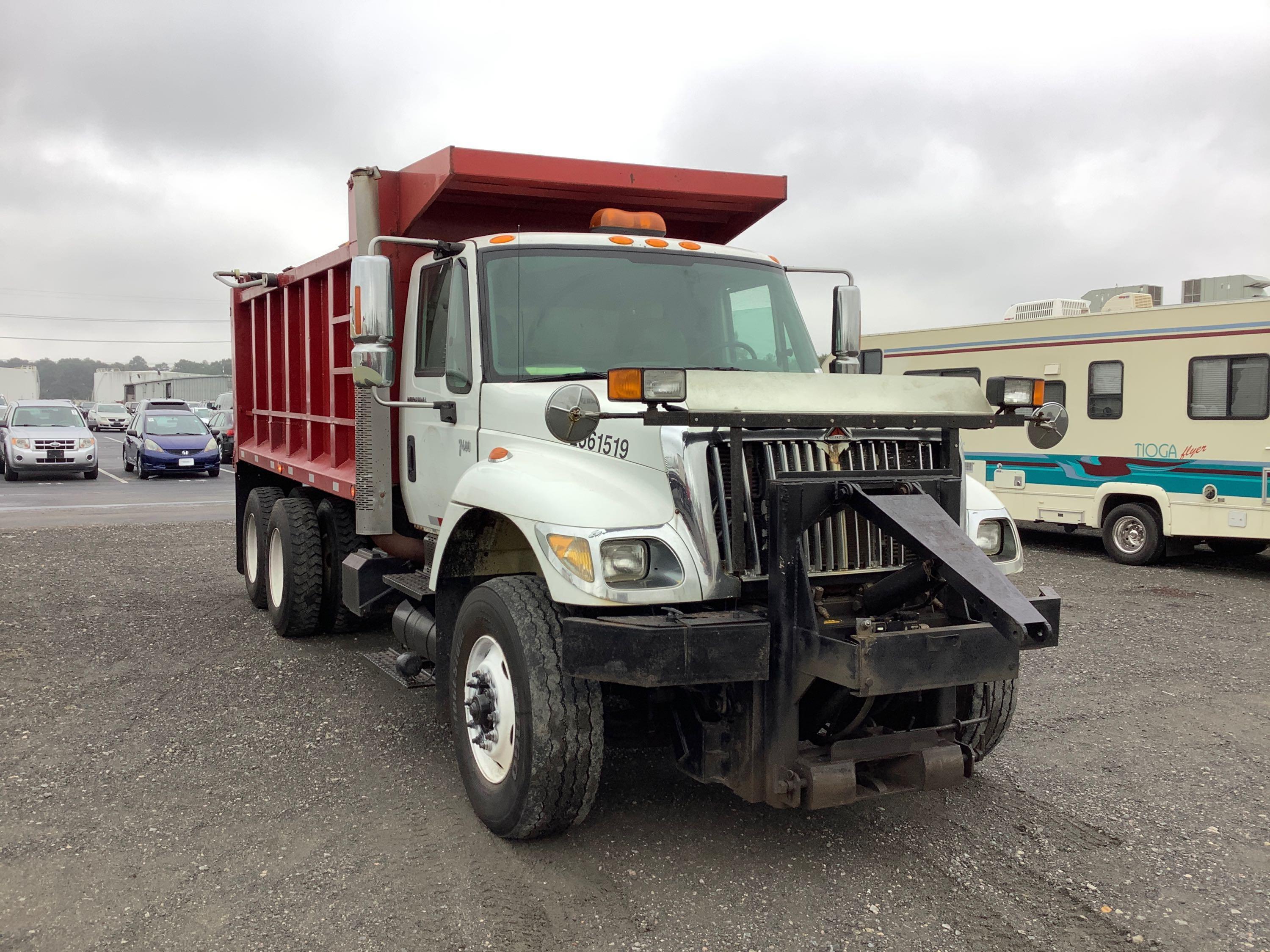 2005 NAVISTAR INTERNATIONAL 7400 DUMP TRUCK