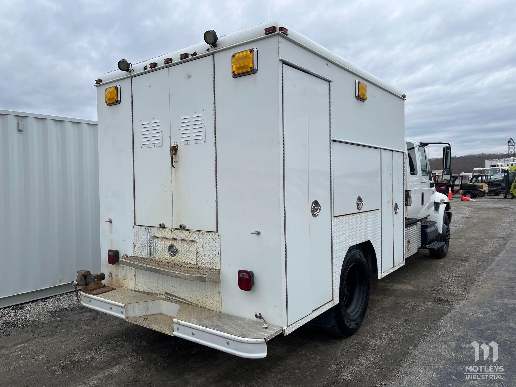 2004 International 4300SBA4X2 Extended Cab Utility Body Truck