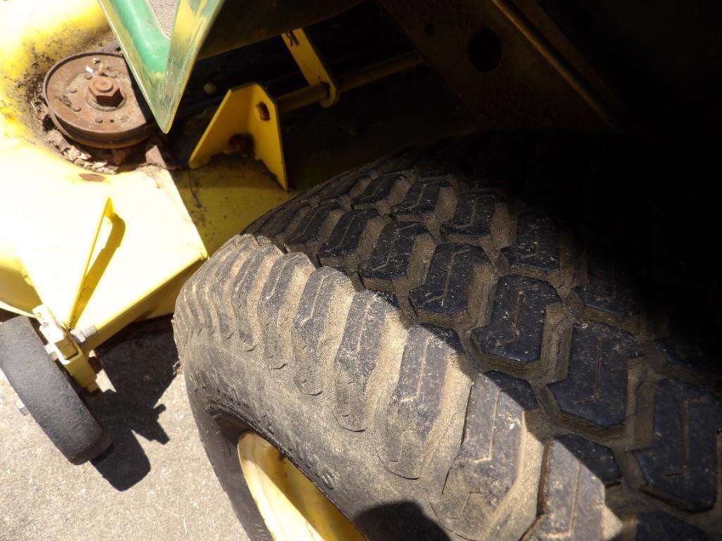 John Deere 318 Riding Mower