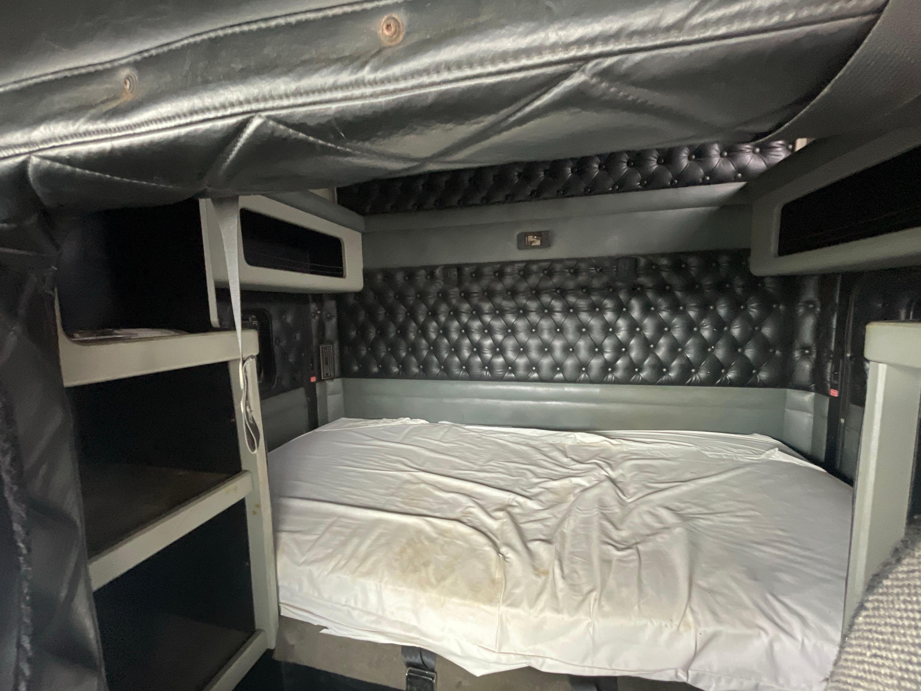 1996 Kenworth T600 Single Axle Sleeper Truck