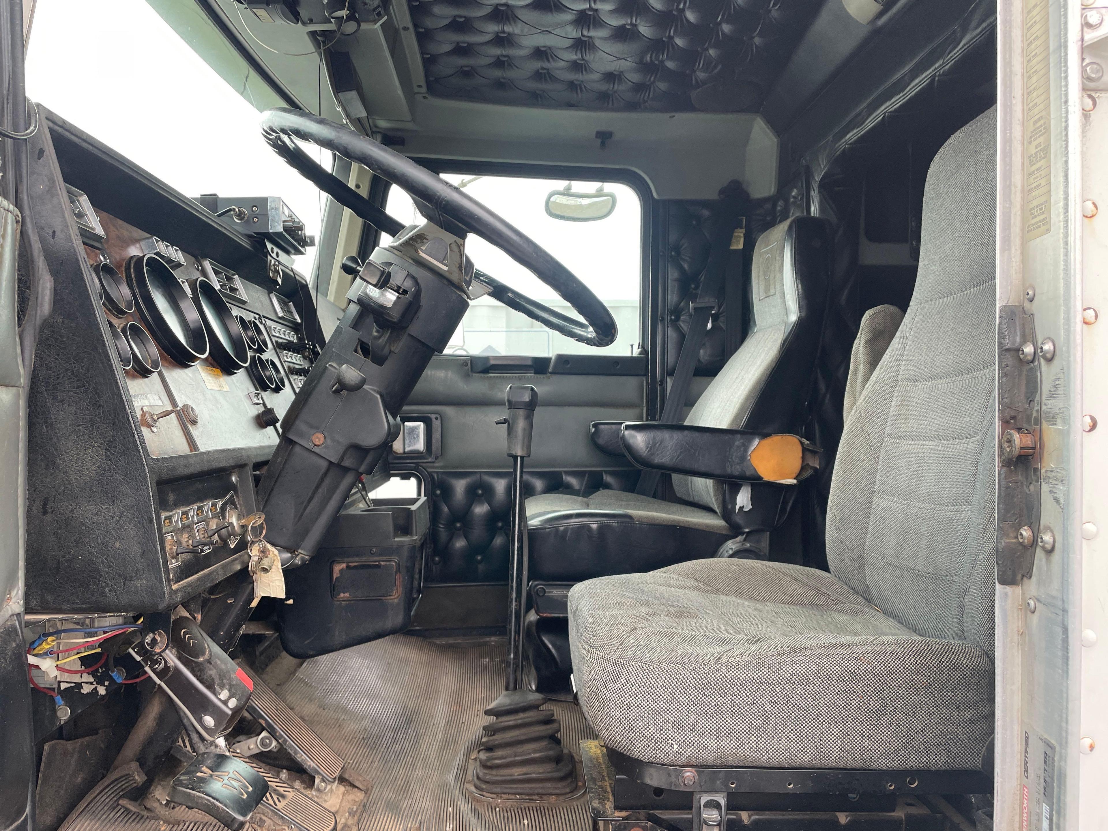 1996 Kenworth T600 Single Axle Sleeper Truck