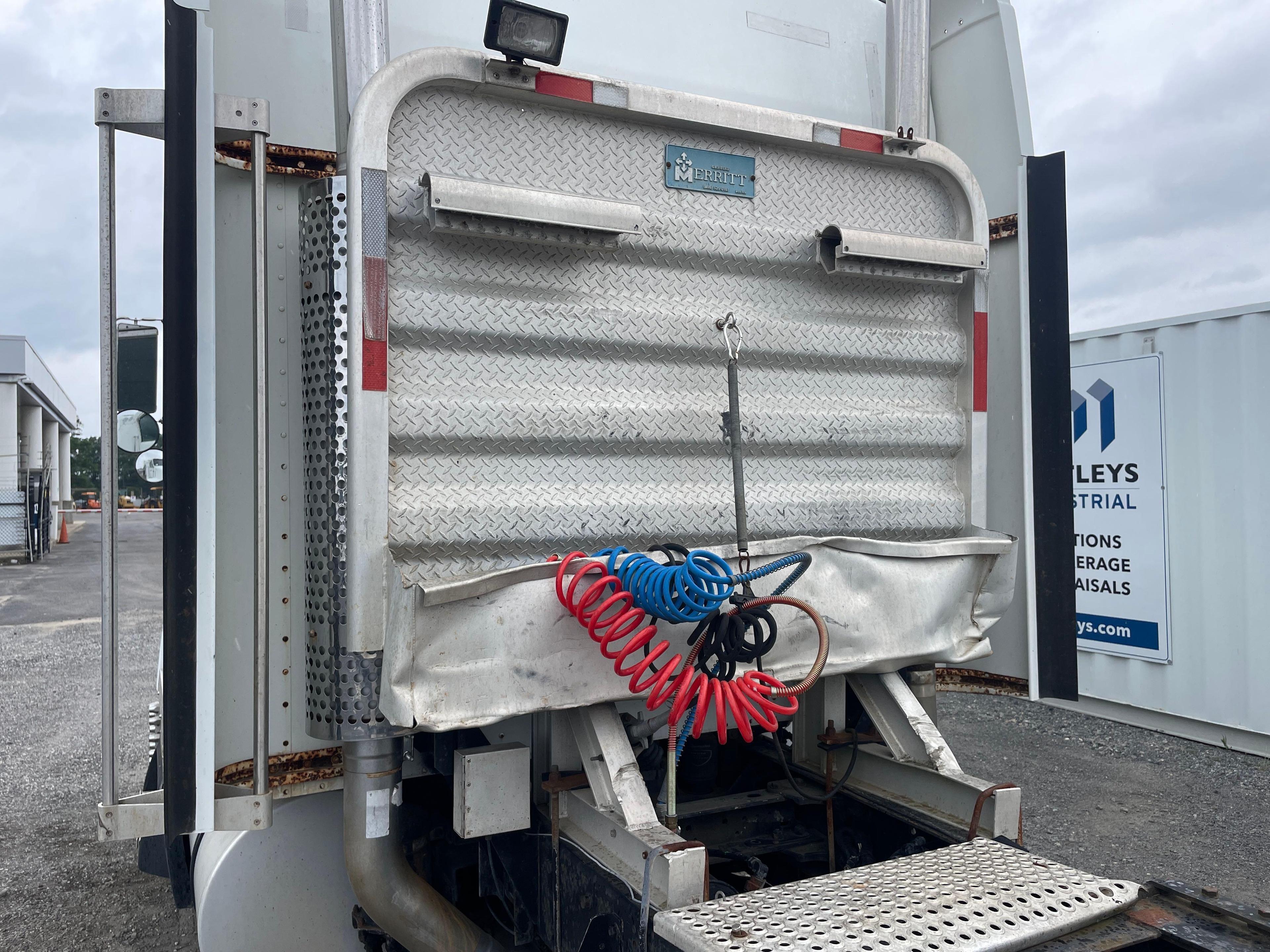 1996 Kenworth T600 Single Axle Sleeper Truck