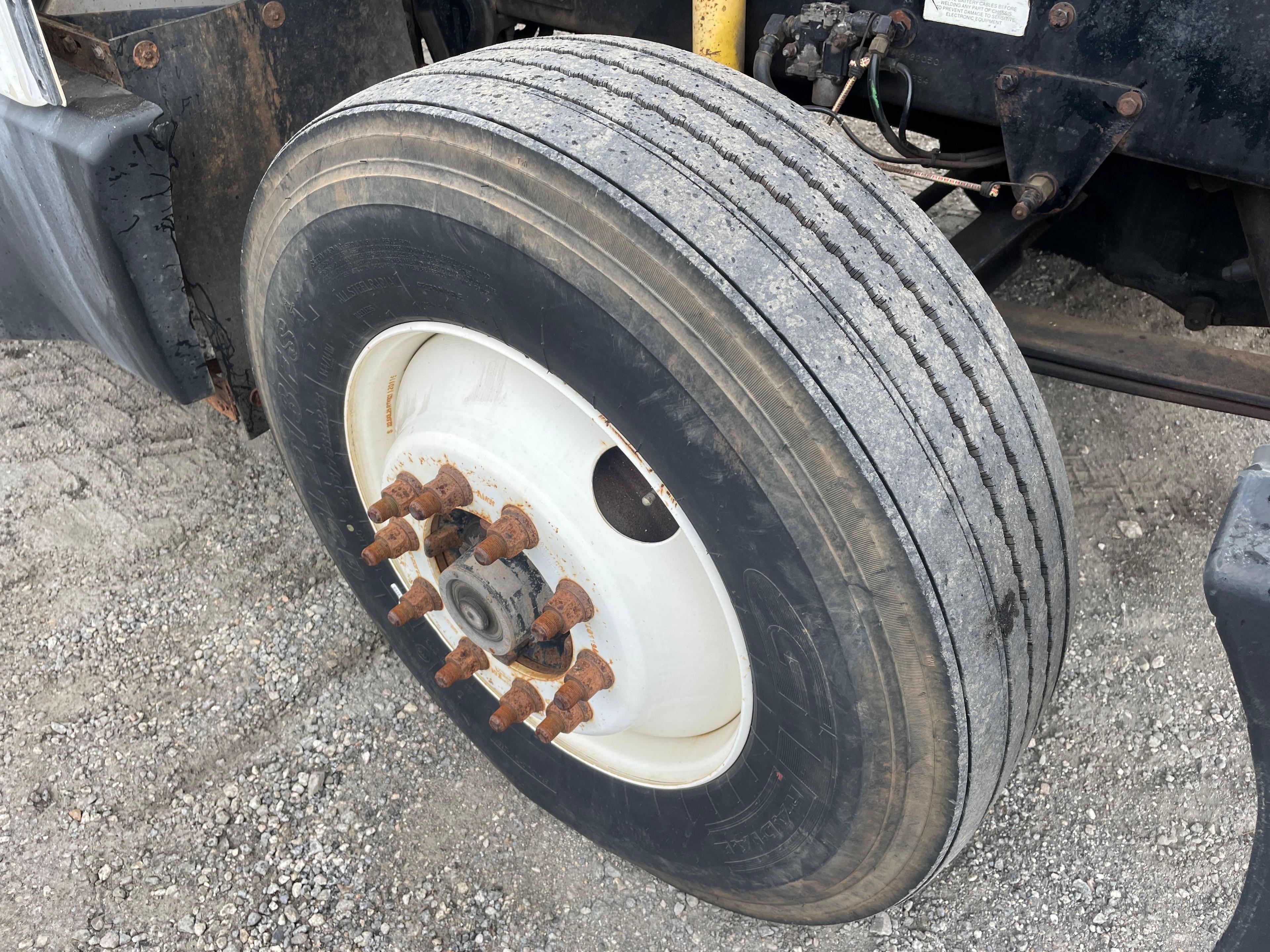 1996 Kenworth T600 Single Axle Sleeper Truck