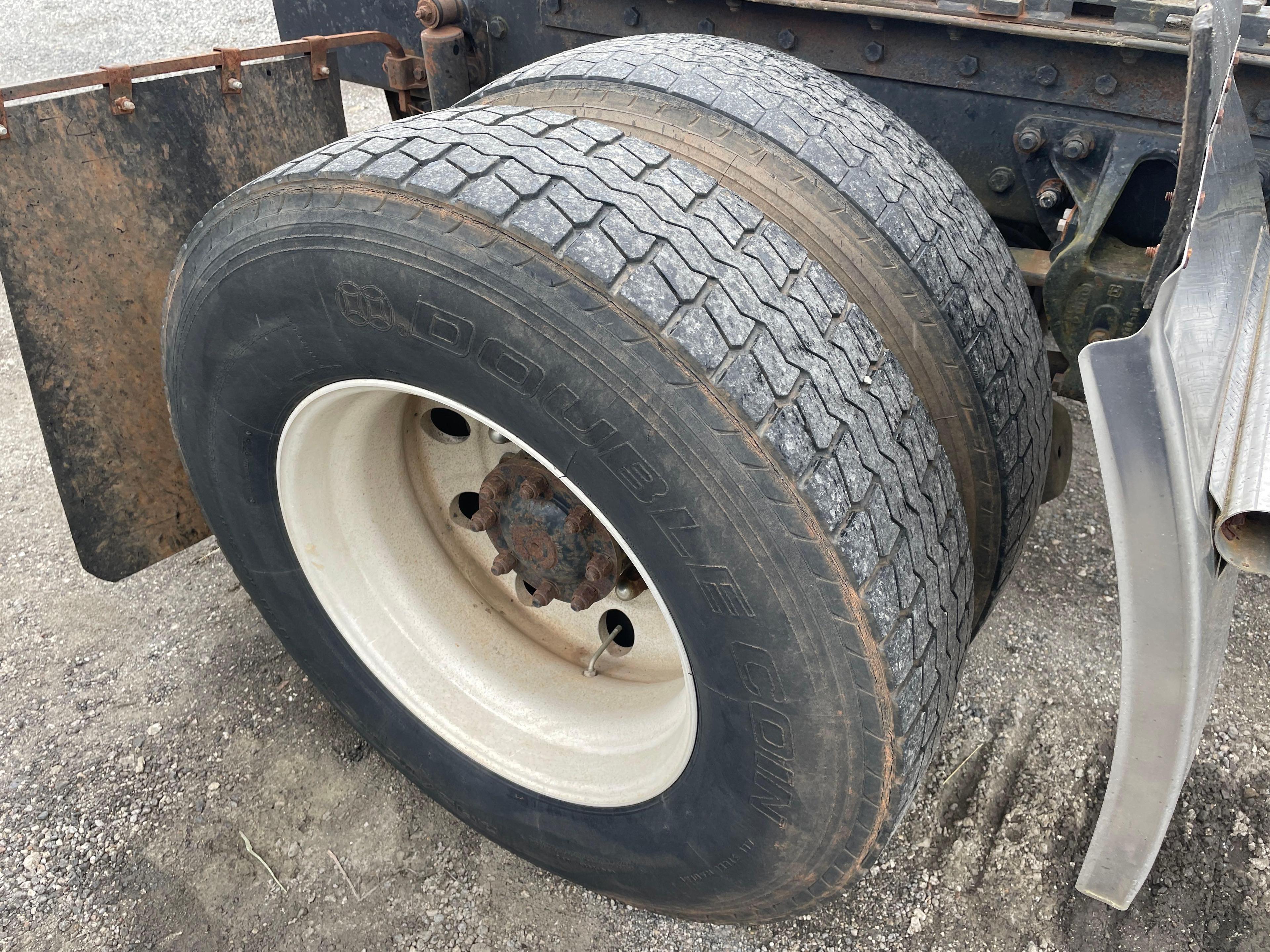 1996 Kenworth T600 Single Axle Sleeper Truck