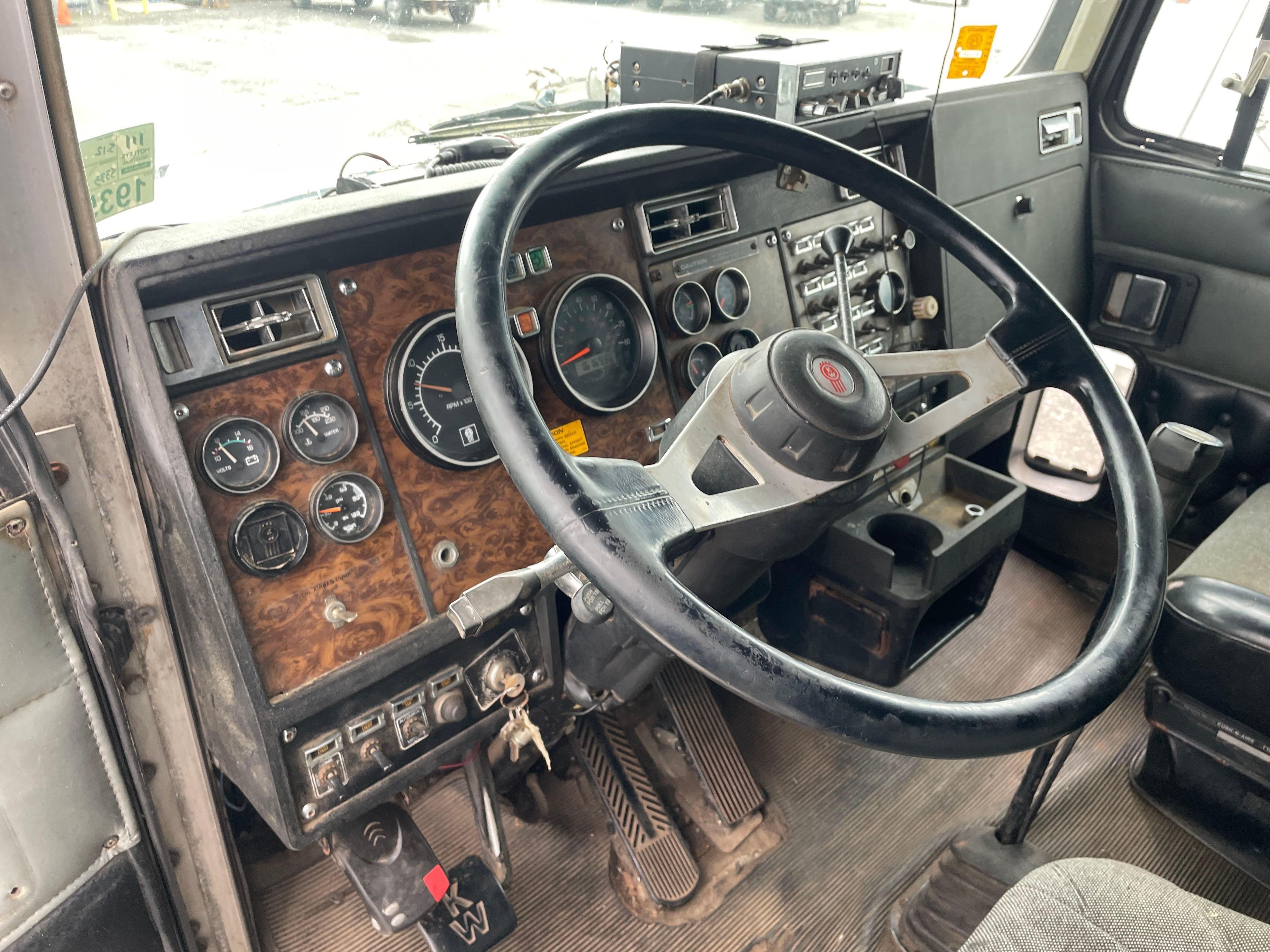 1996 Kenworth T600 Single Axle Sleeper Truck