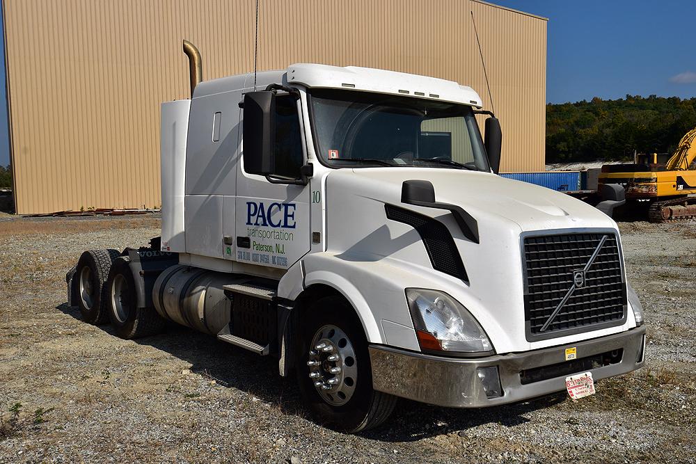 2016 Volvo VNL 400 Flat Roof Sleeper