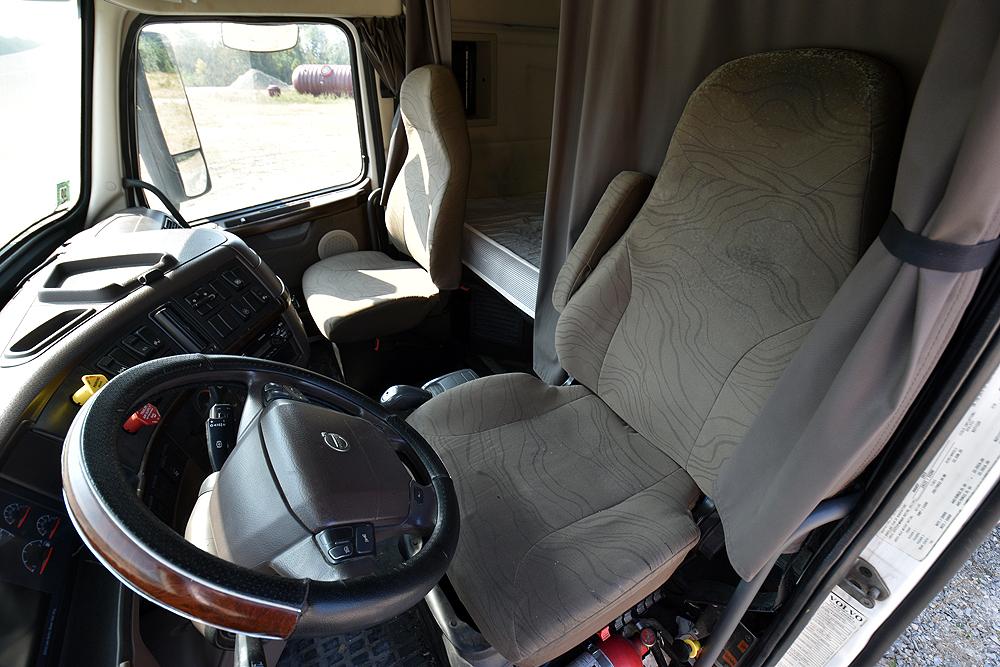 2016 Volvo VNL 400 Flat Roof Sleeper