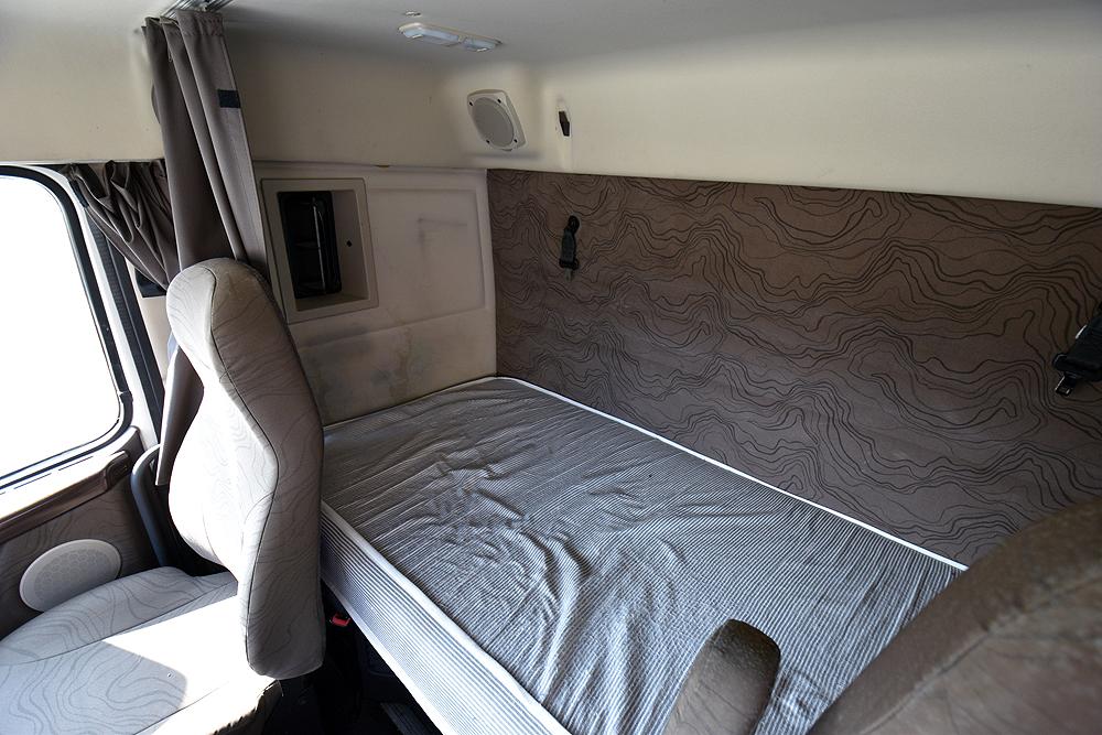 2016 Volvo VNL 400 Flat Roof Sleeper