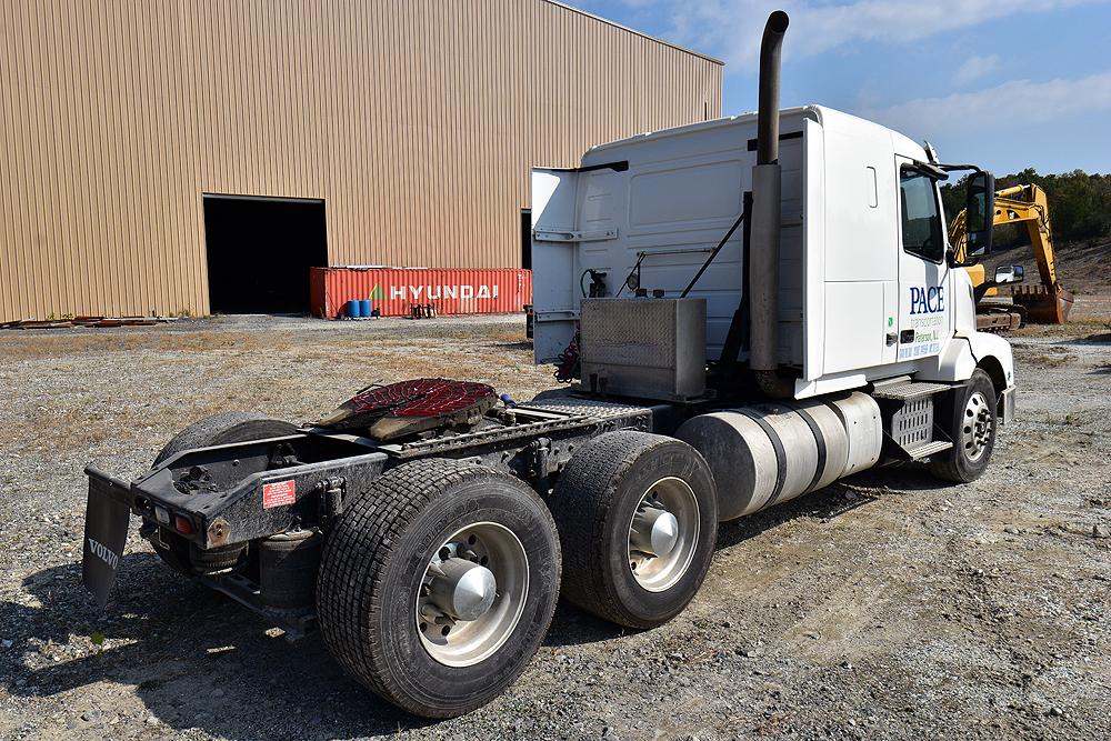 2016 Volvo VNL 400 Flat Roof Sleeper