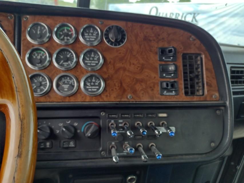 02 Peterbilt 379 Tri Axle Dump^TITLE^ (QEA 9030)