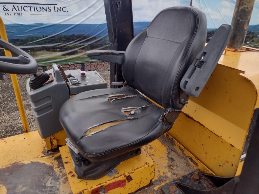 05 Cat CS-533E Smooth Drum Compactor (QEA 9346)