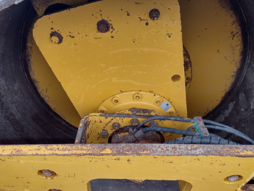 05 Cat CS-533E Smooth Drum Compactor (QEA 9346)