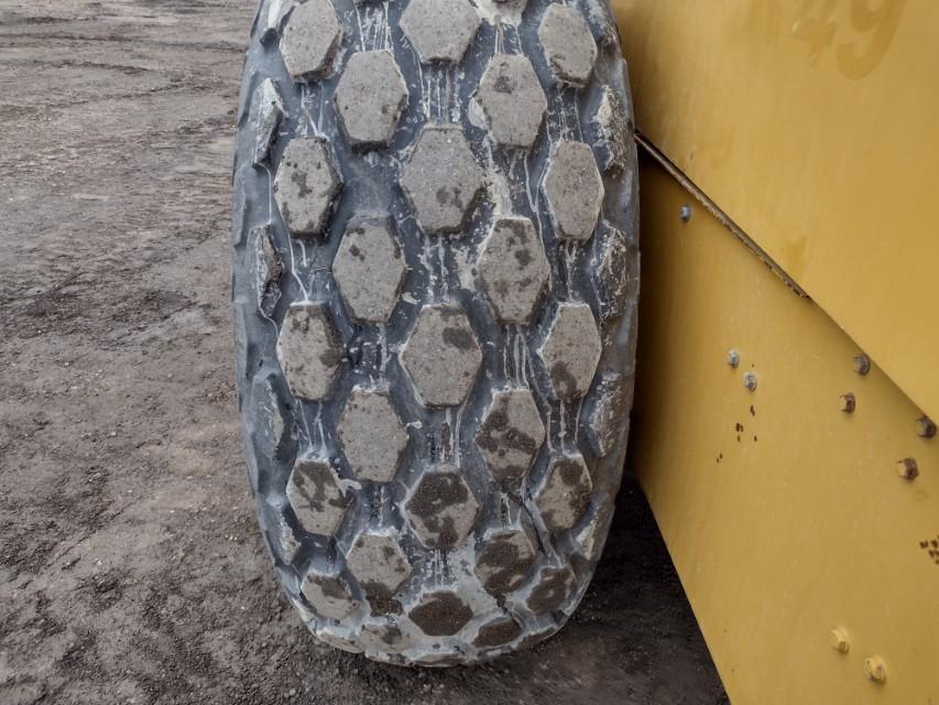 05 Cat CS-533E Smooth Drum Compactor (QEA 9346)