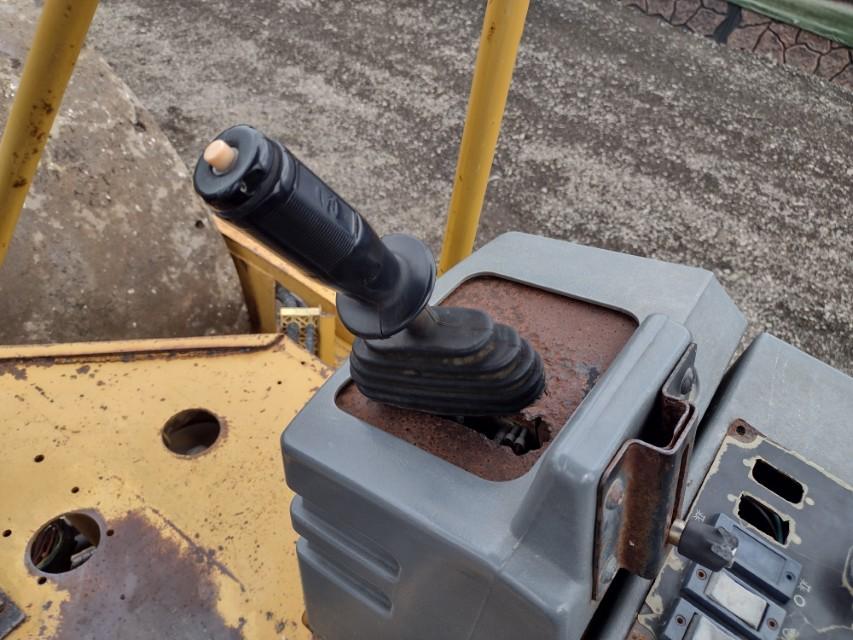 05 Cat CS-533E Smooth Drum Compactor (QEA 9346)