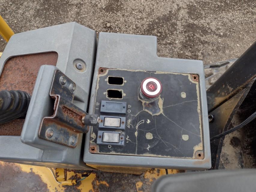 05 Cat CS-533E Smooth Drum Compactor (QEA 9346)