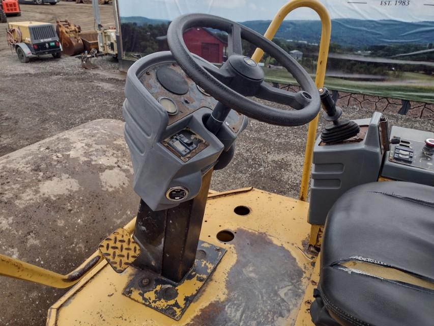 05 Cat CS-533E Smooth Drum Compactor (QEA 9346)