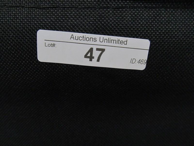 FOLDABLE STADIUM SEAT WITH SHOULDER STRAP