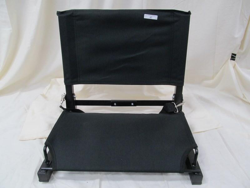 FOLDABLE STADIUM SEAT WITH SHOULDER STRAP