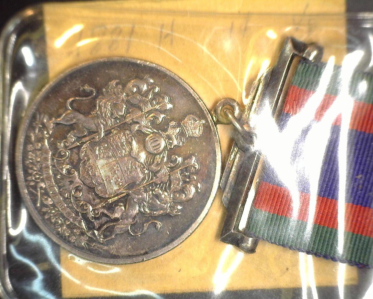 1939-1945 Canada WW2 Voluntary Service  Medal In Uncirculated Condition With Original Ribbon and Pin