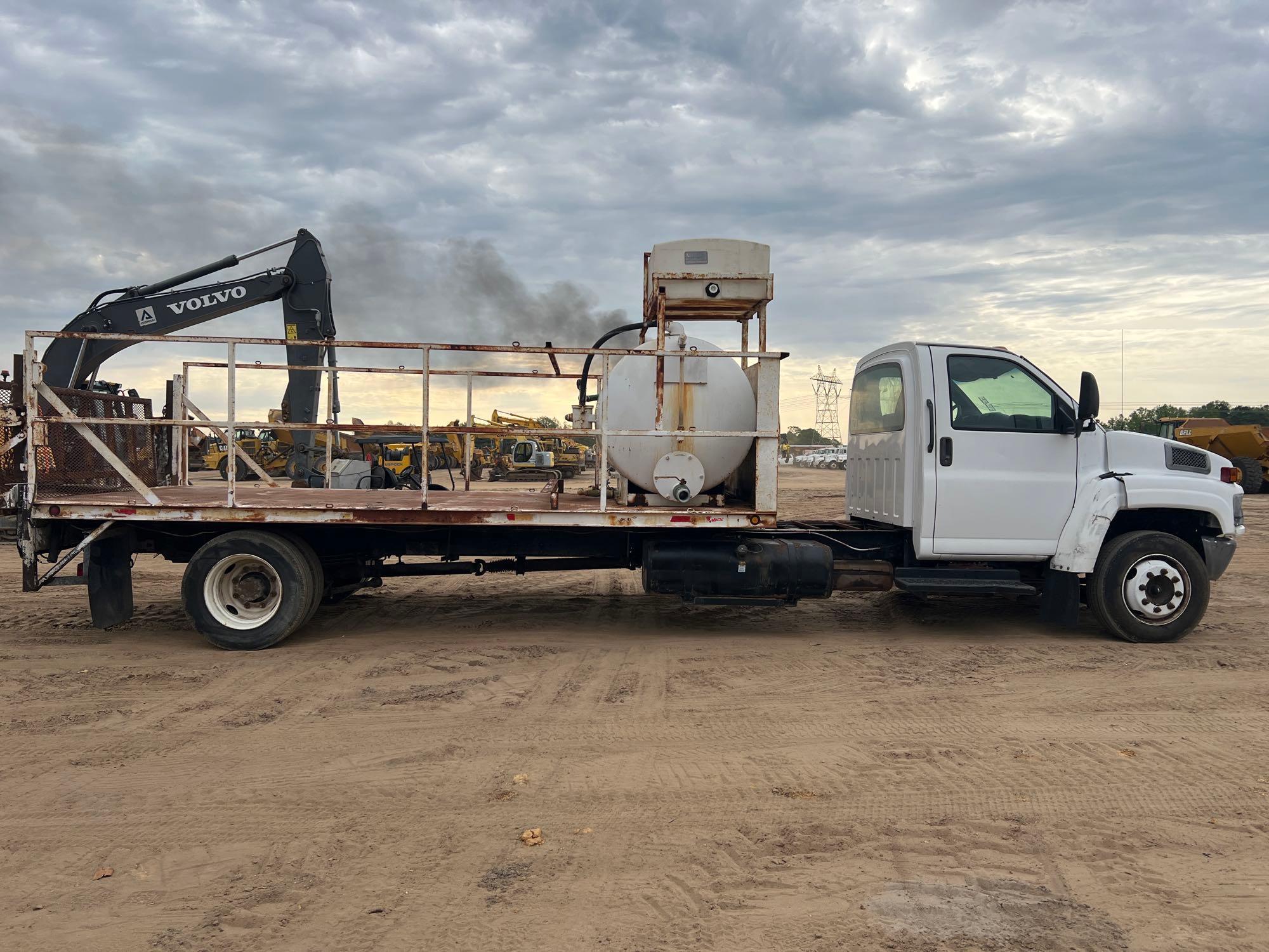 2005 GMC S/A PORTA POTTY PUMP TRUCK