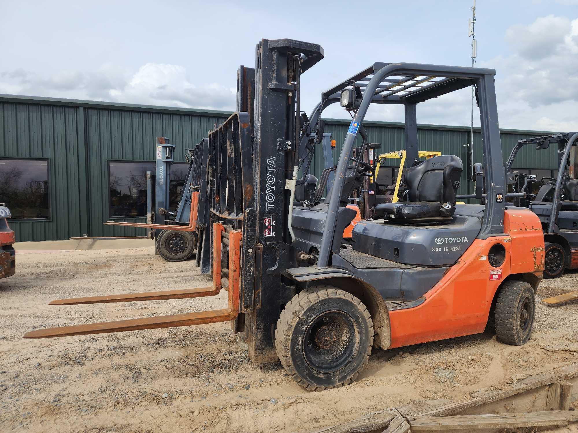 2017 TOYOTA 8FGU25 STRAIGHT MAST FORKLIFT