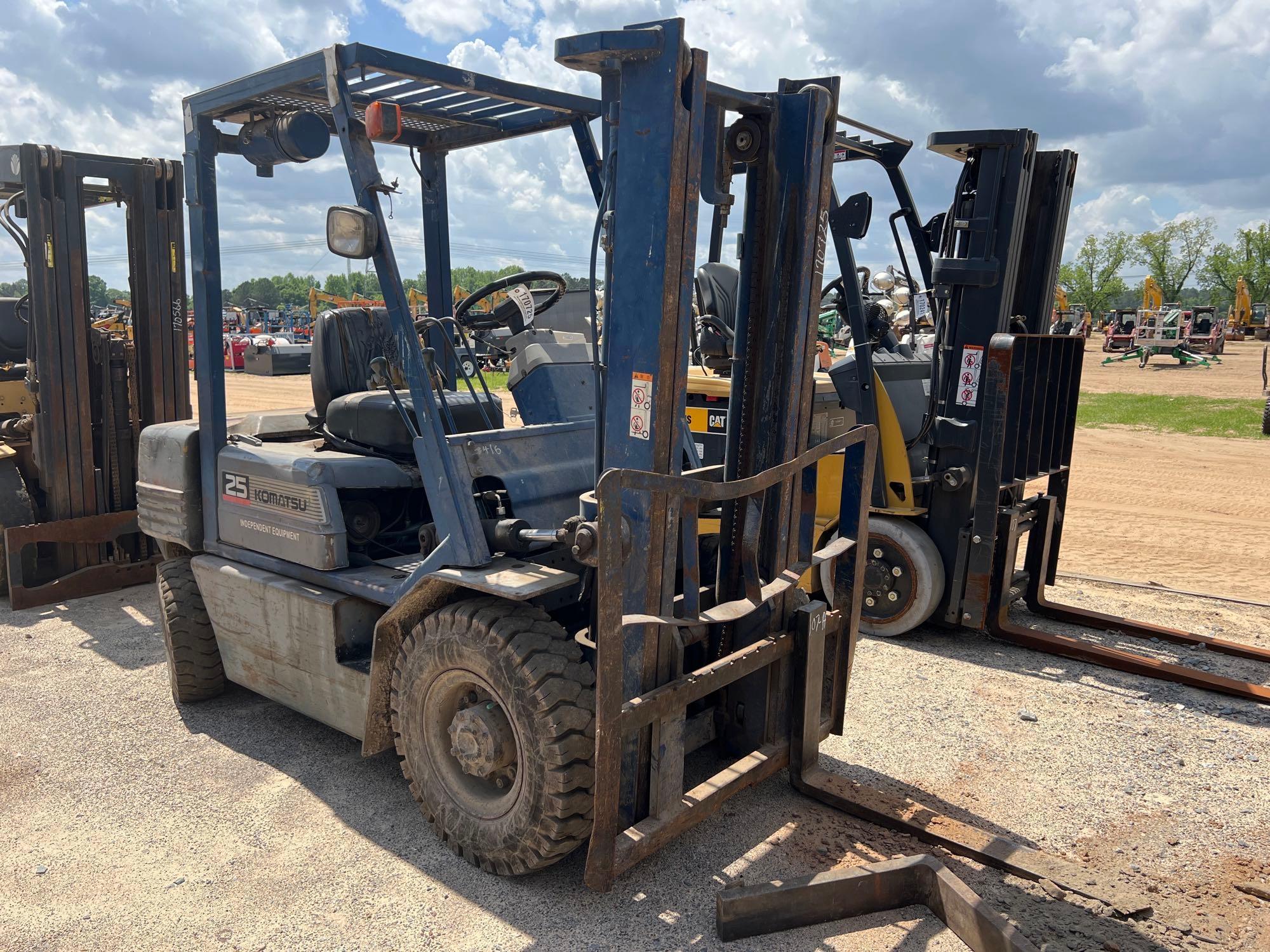 KOMATSU 25 STRAIGHT MAST FORK LIFT