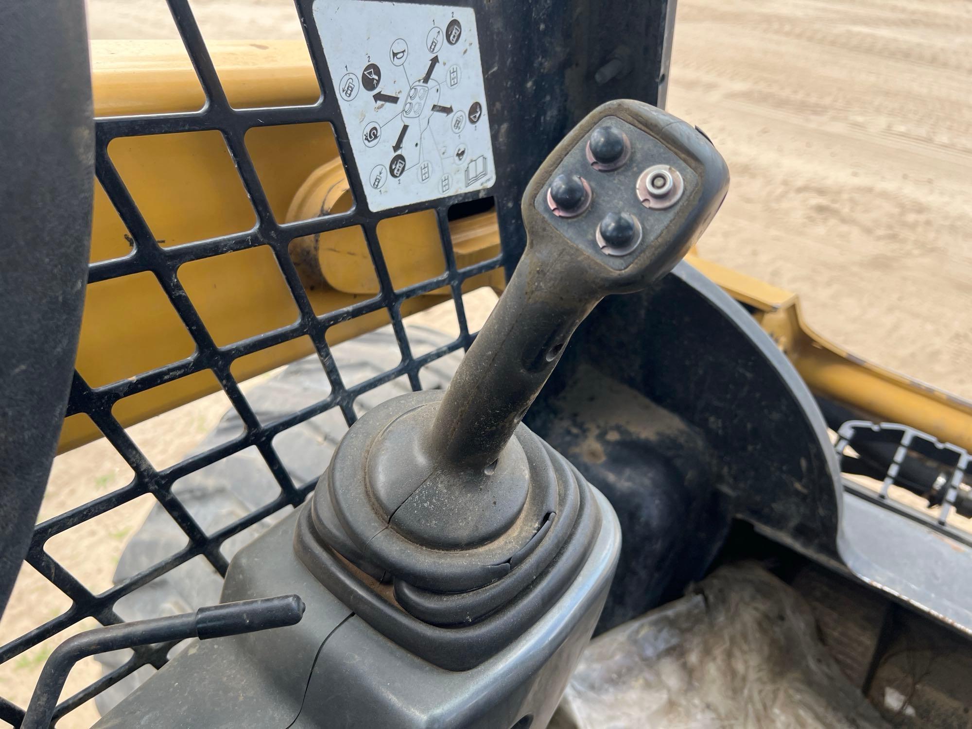 2019 CATERPILLAR 242D SKID STEER