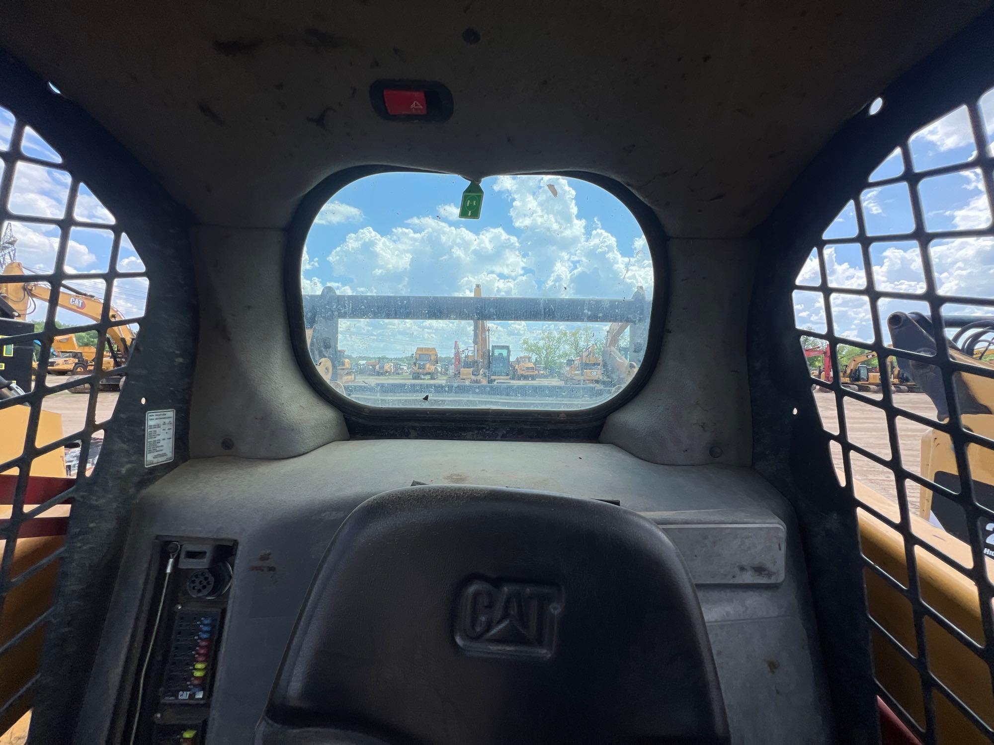 2019 CATERPILLAR 242D SKID STEER