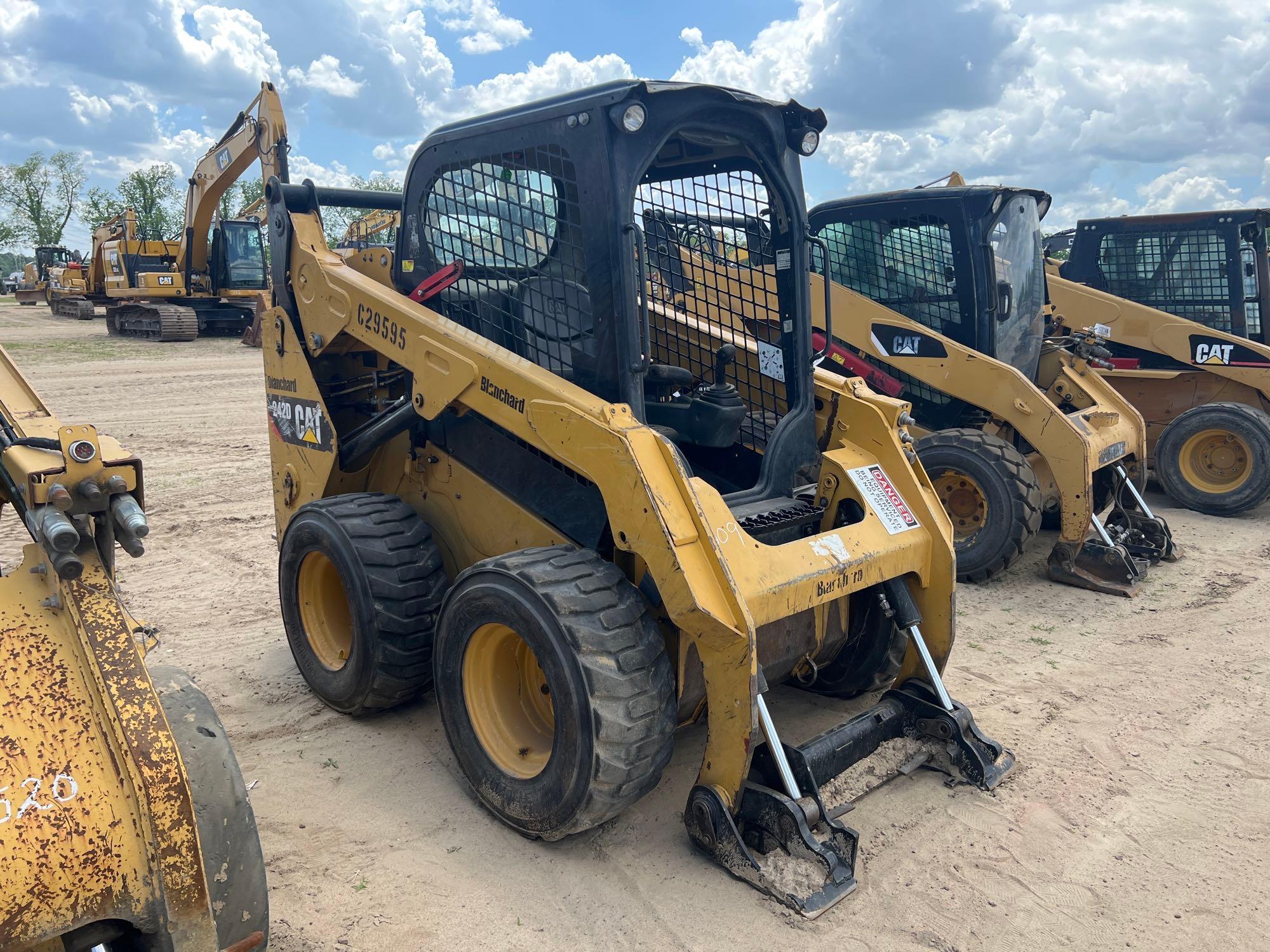 2019 CATERPILLAR 242D SKID STEER