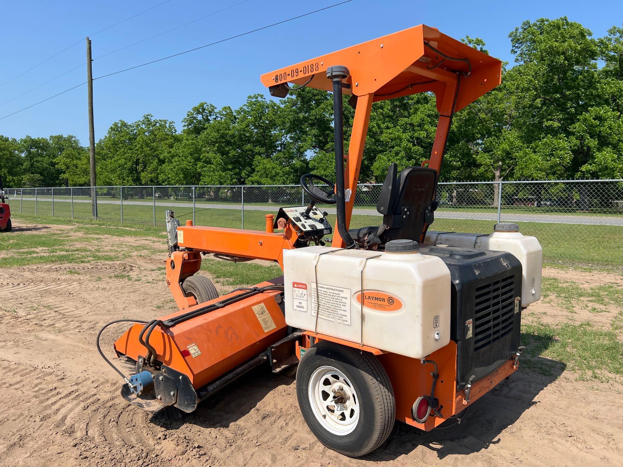 2016 LAYMOR SM300 - 3 WHEEL SWEEPER