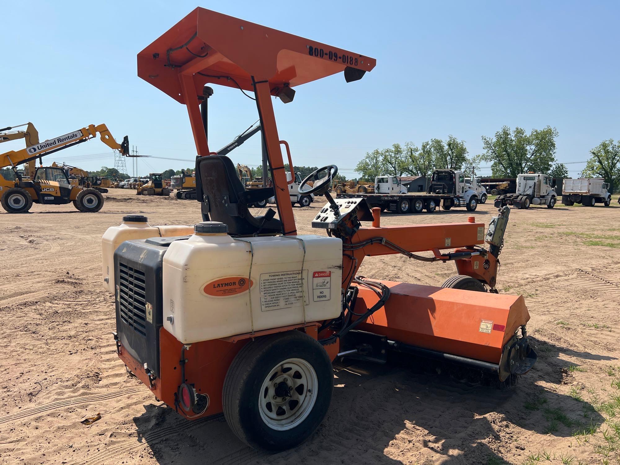 2016 LAYMOR SM300 - 3 WHEEL SWEEPER