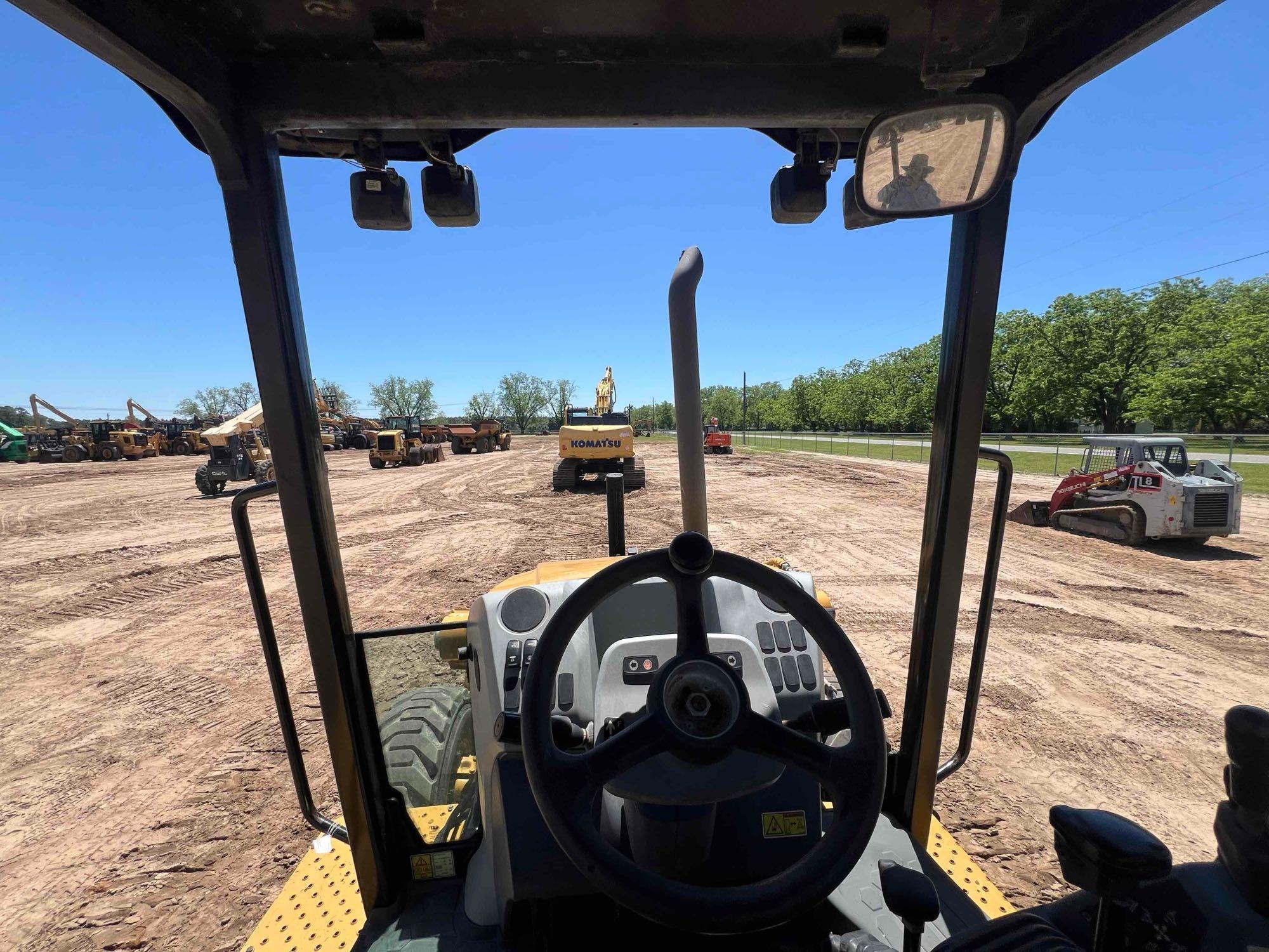 2016 CATERPILLAR 415F2 IL LANDSCAPE LOADER