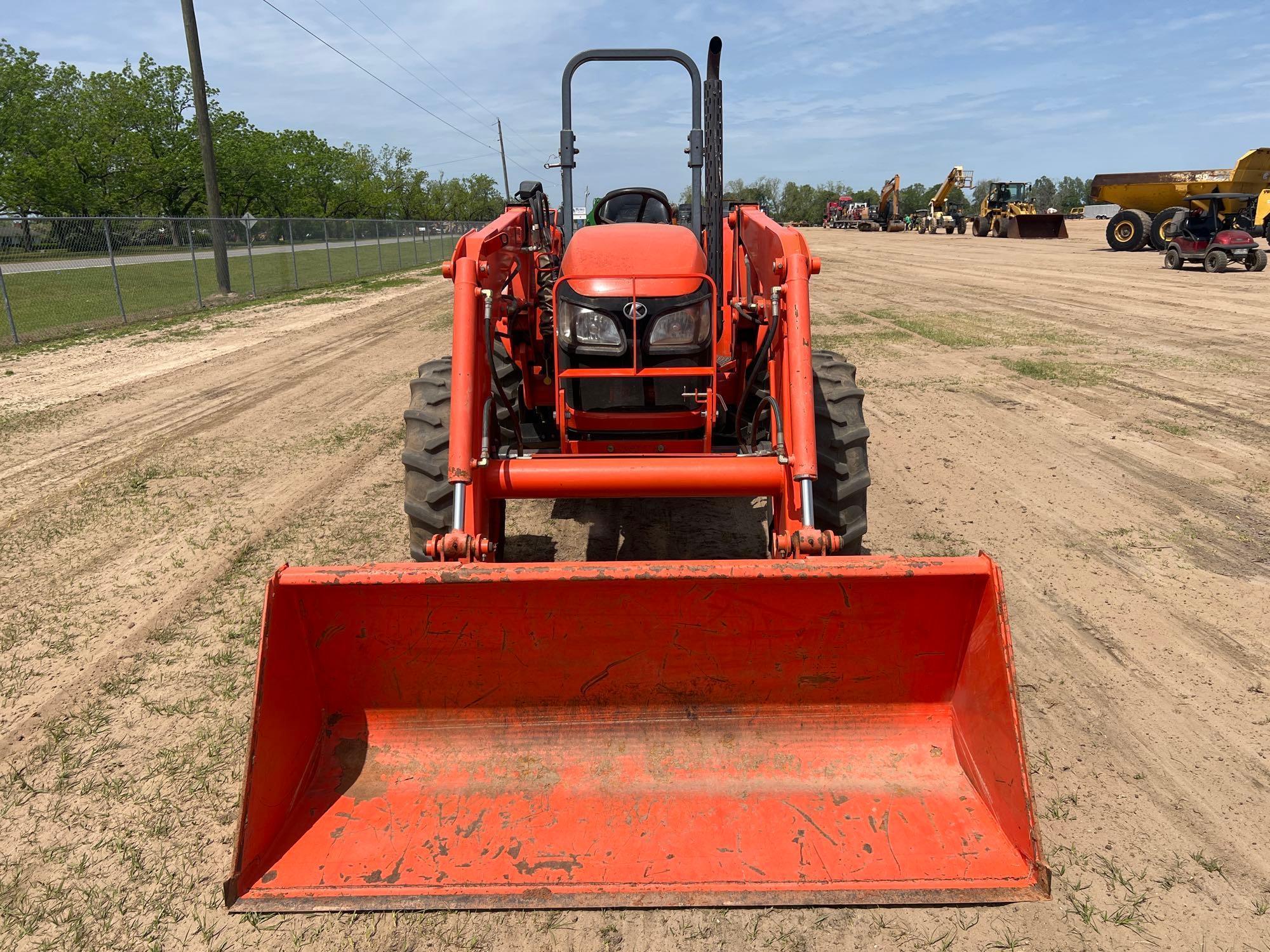 KUBOTA M7040 TRACTOR