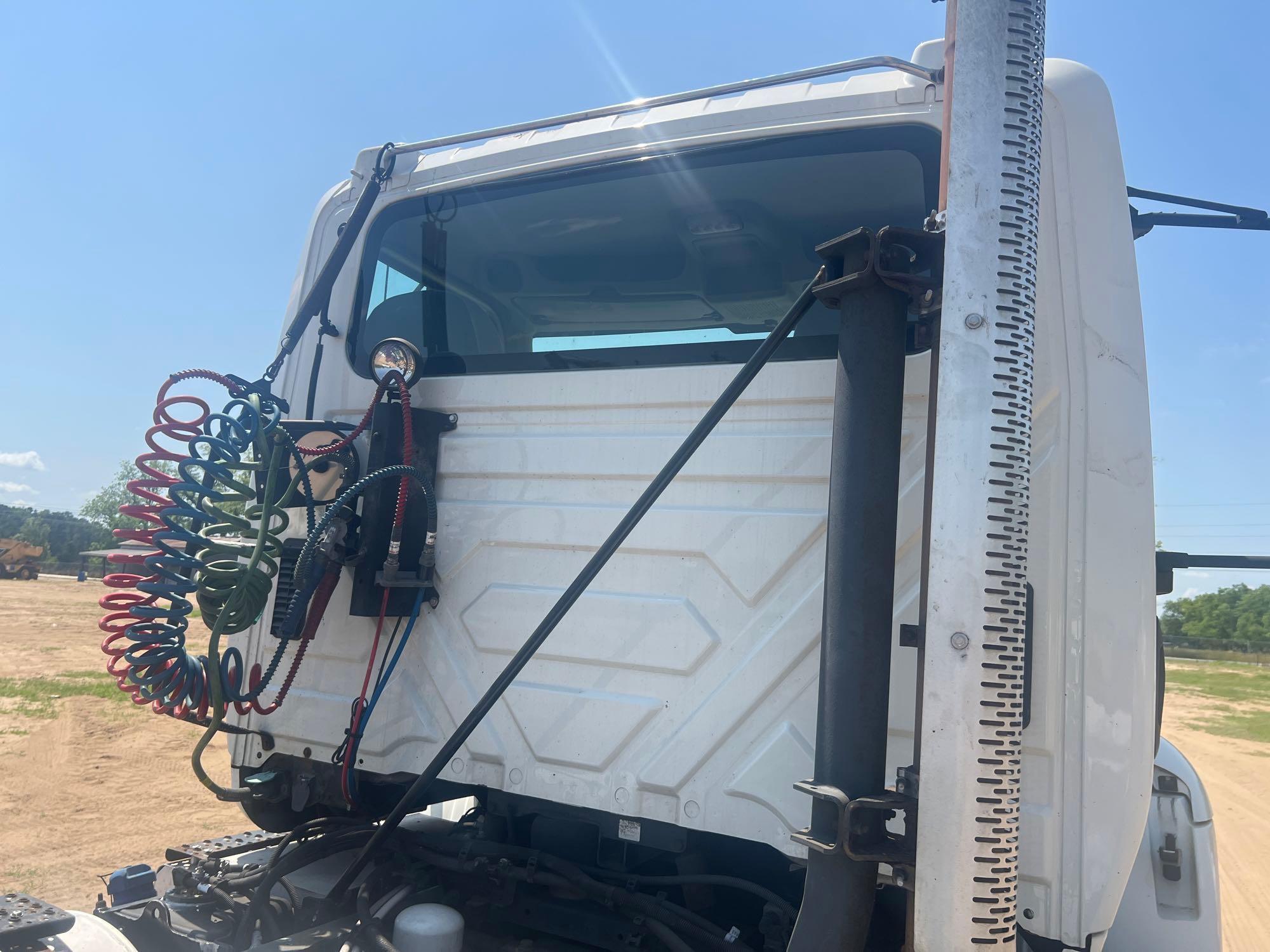 2016 INTERNATIONAL 8600 DAY CAB T/A ROAD TRACTOR