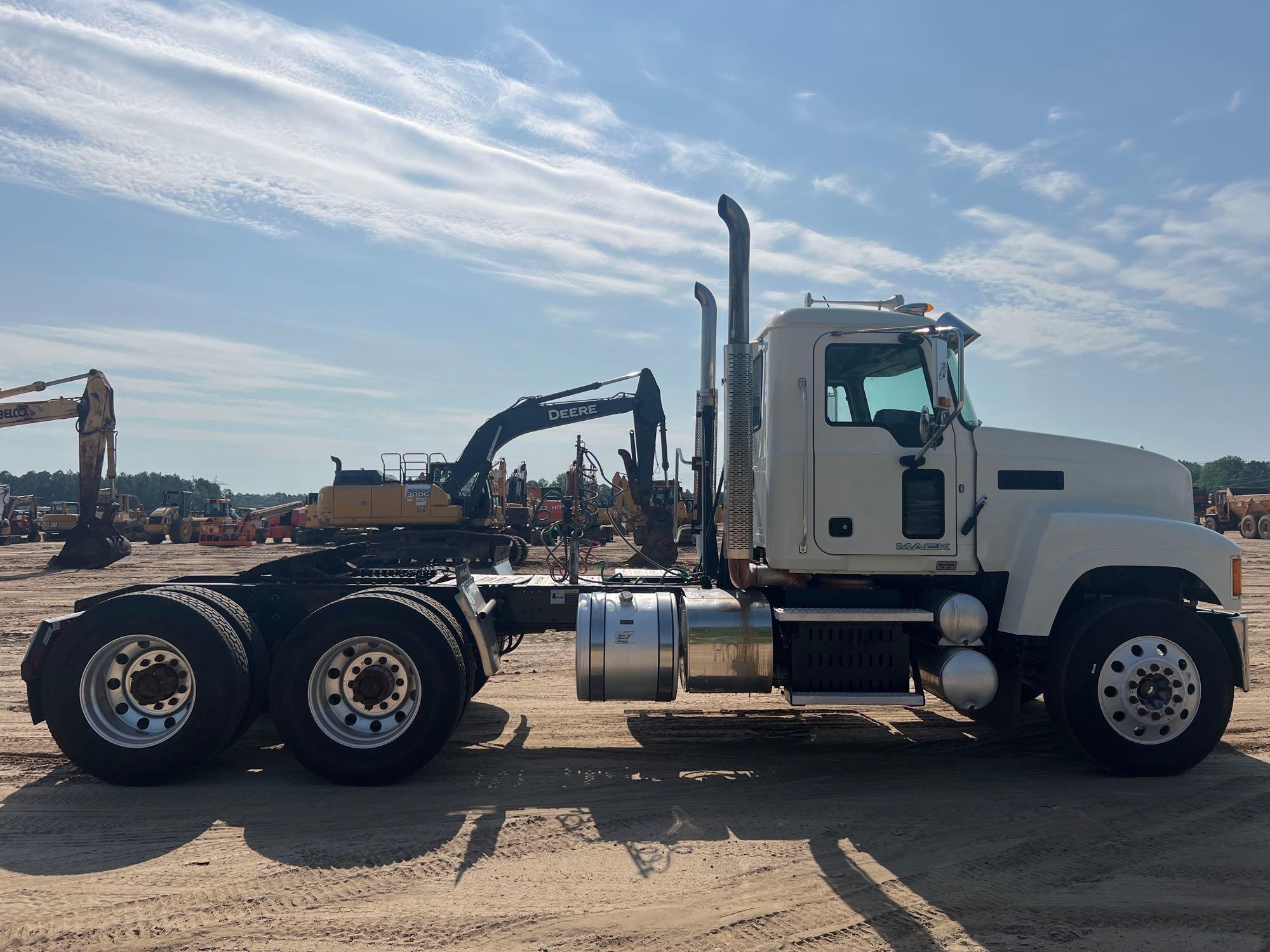 2015 MACK CHU613 DAY CAB T/A ROAD TRACTOR