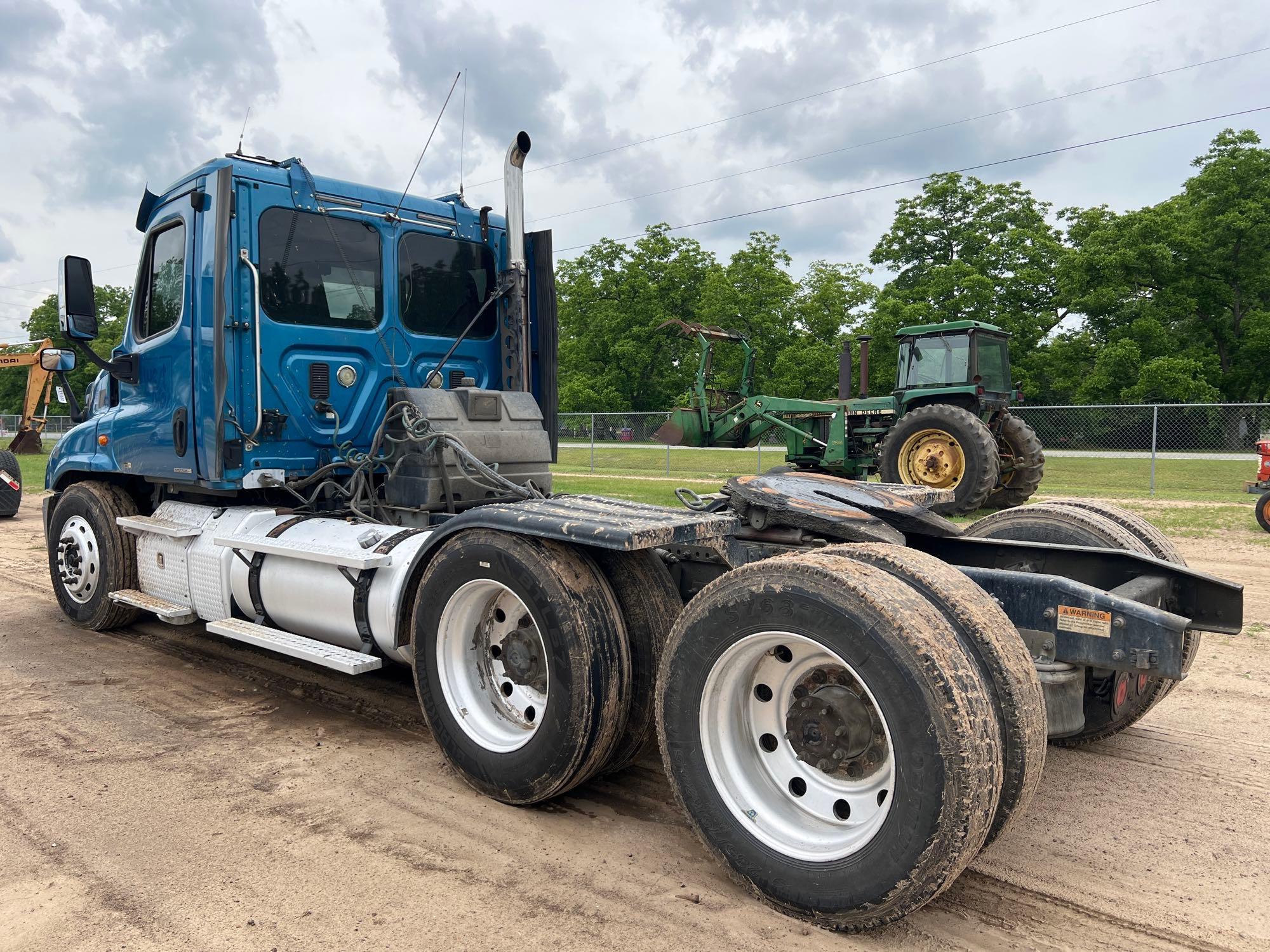 2012 FREIGHTLINER CASCADIA DAY CAB ROAD TRACTOR