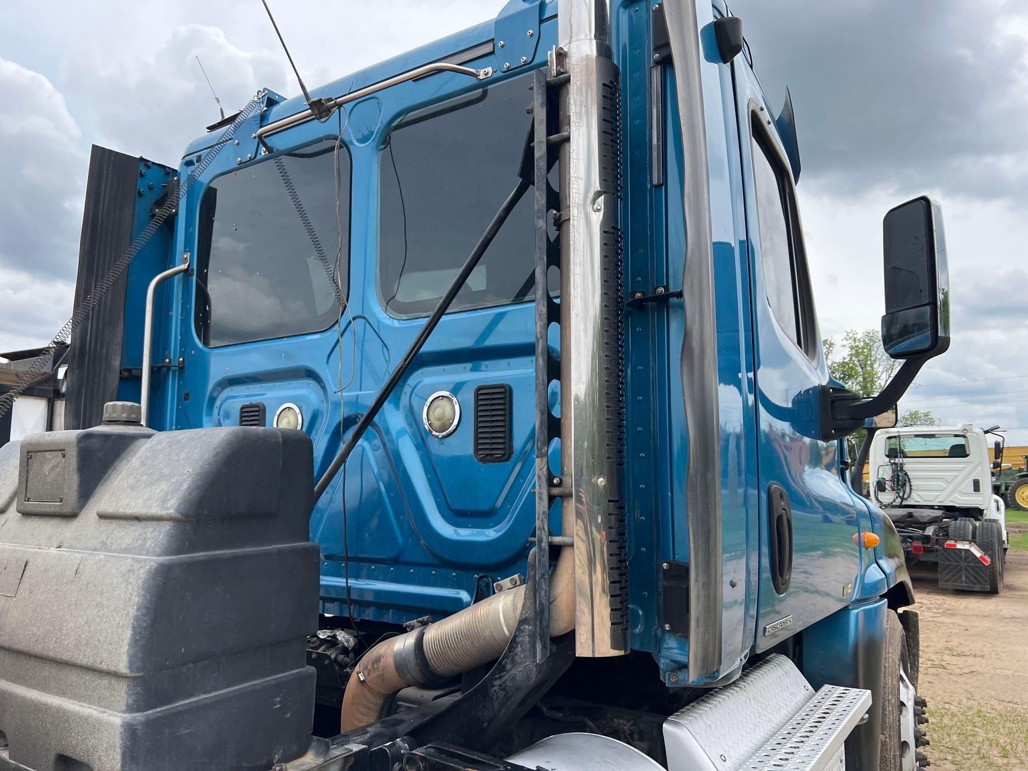 2012 FREIGHTLINER CASCADIA DAY CAB ROAD TRACTOR