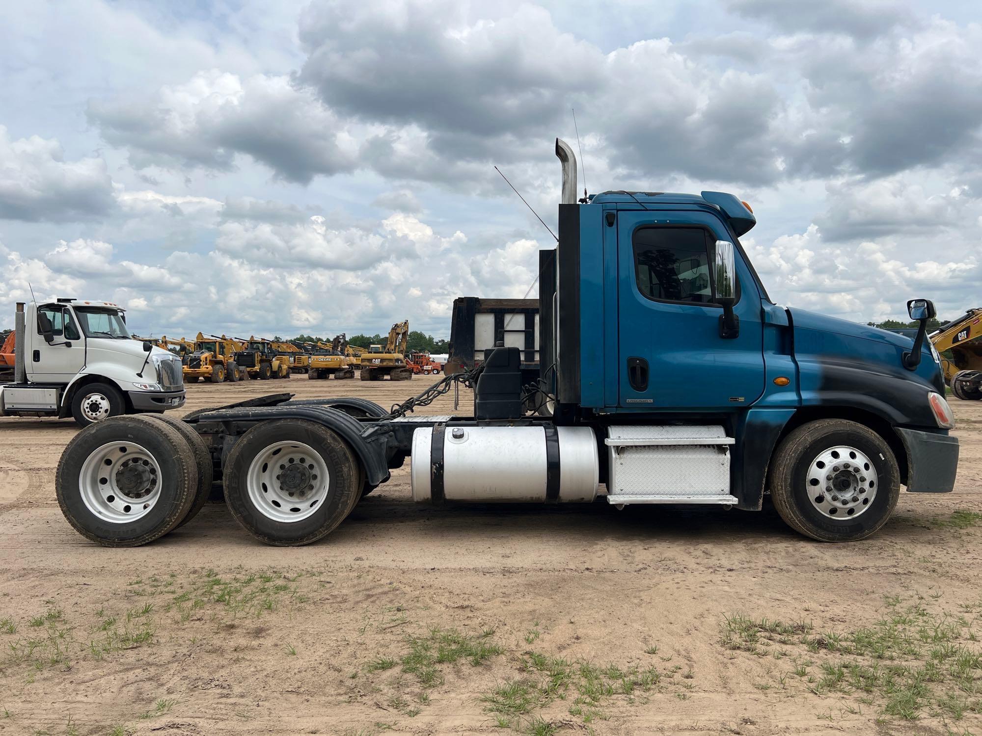 2012 FREIGHTLINER CASCADIA DAY CAB ROAD TRACTOR