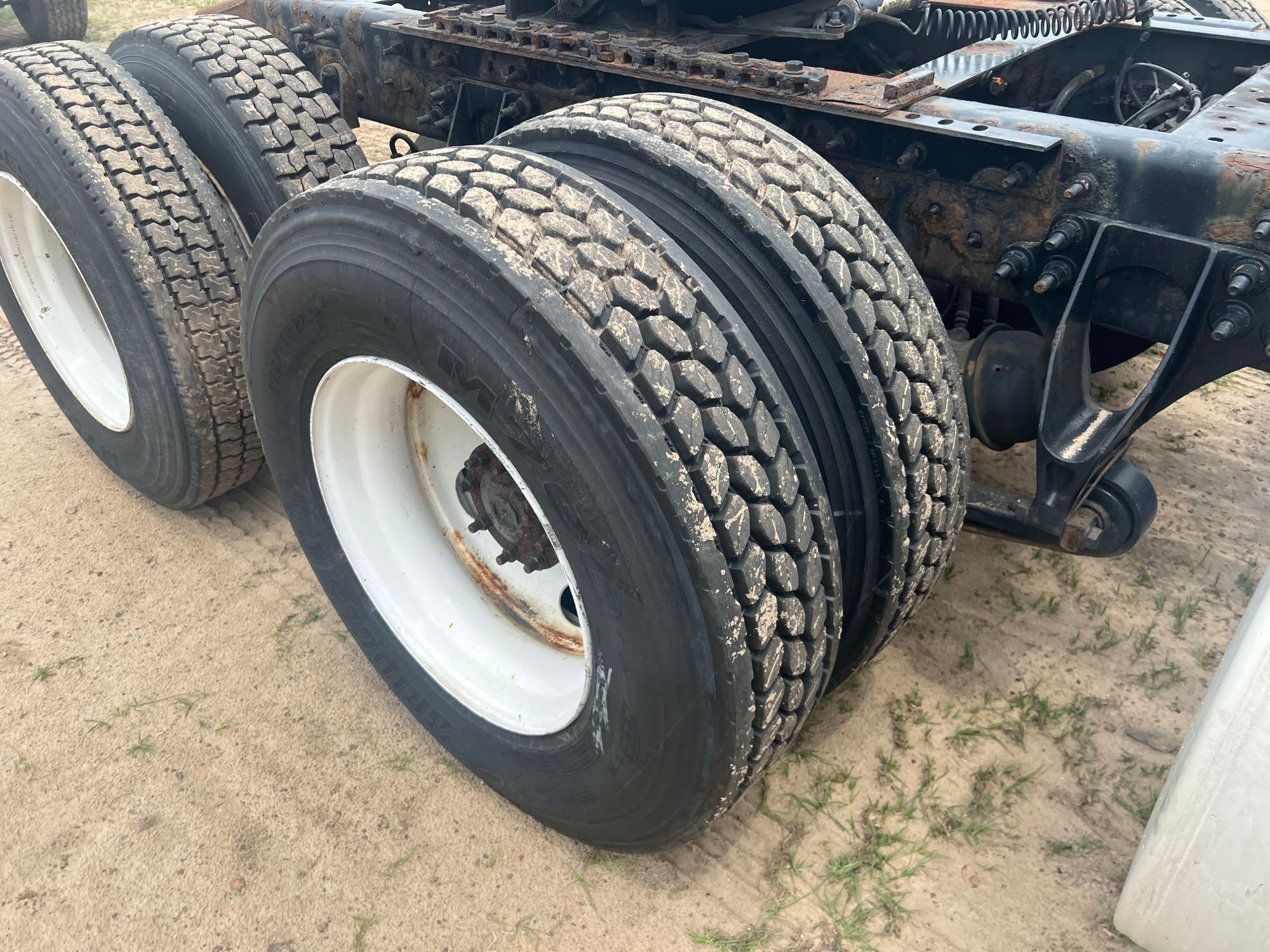 2016 INTERNATIONAL 8600 DAY CAB T/A ROAD TRACTOR