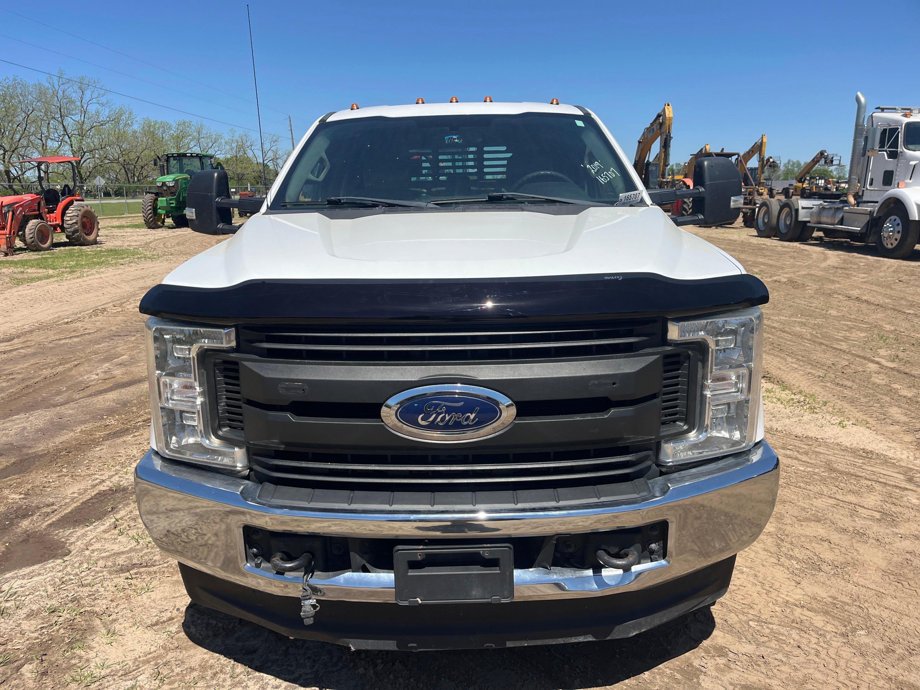 2019 FORD F350 XL CREW CAB FLATBED TRUCK