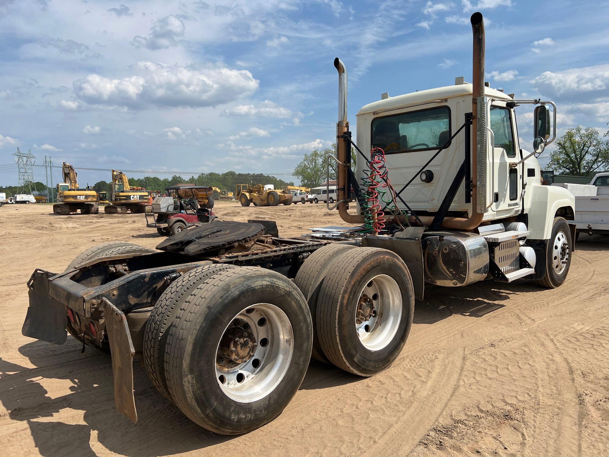 2015 MACK CHU613 DAY CAB T/A ROAD TRACTOR