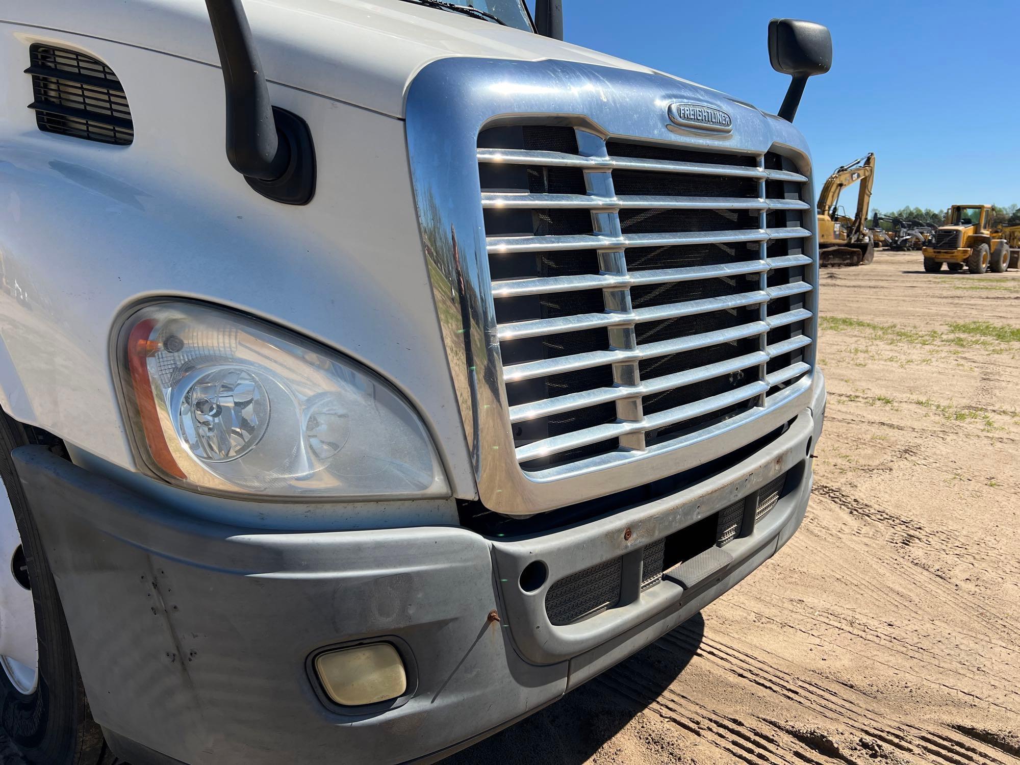 2011 FREIGHTLINER CASCADIA DAY CAB ROAD TRACTOR