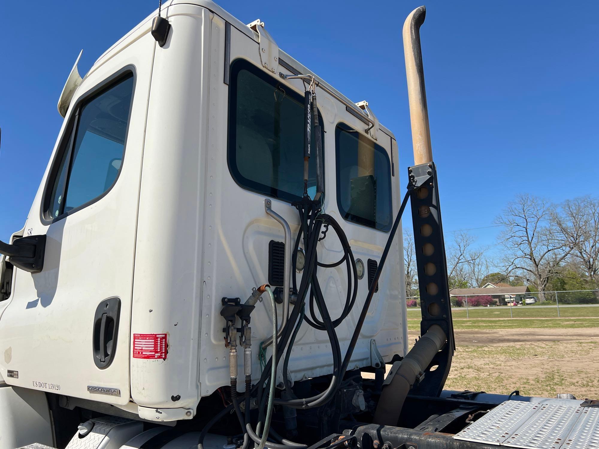 2011 FREIGHTLINER CASCADIA DAY CAB ROAD TRACTOR