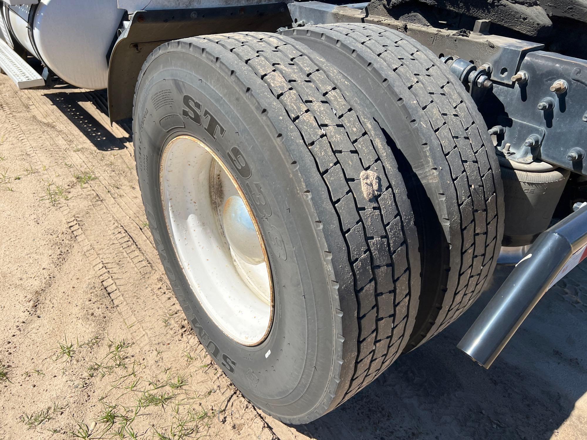 2011 FREIGHTLINER CASCADIA DAY CAB ROAD TRACTOR