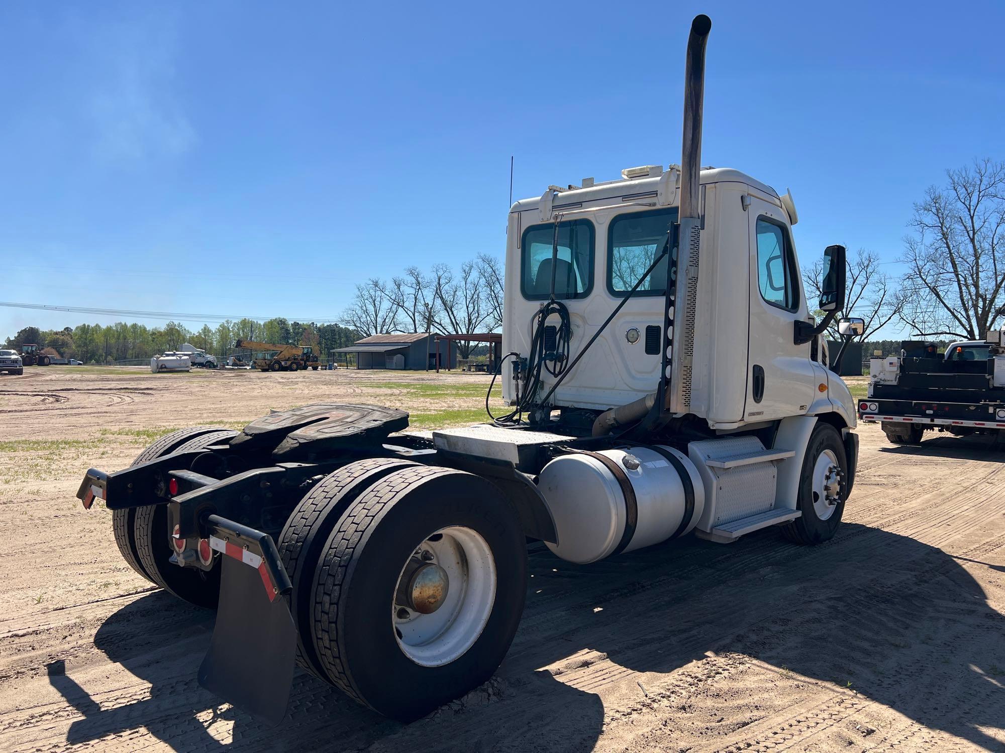 2011 FREIGHTLINER CASCADIA DAY CAB ROAD TRACTOR