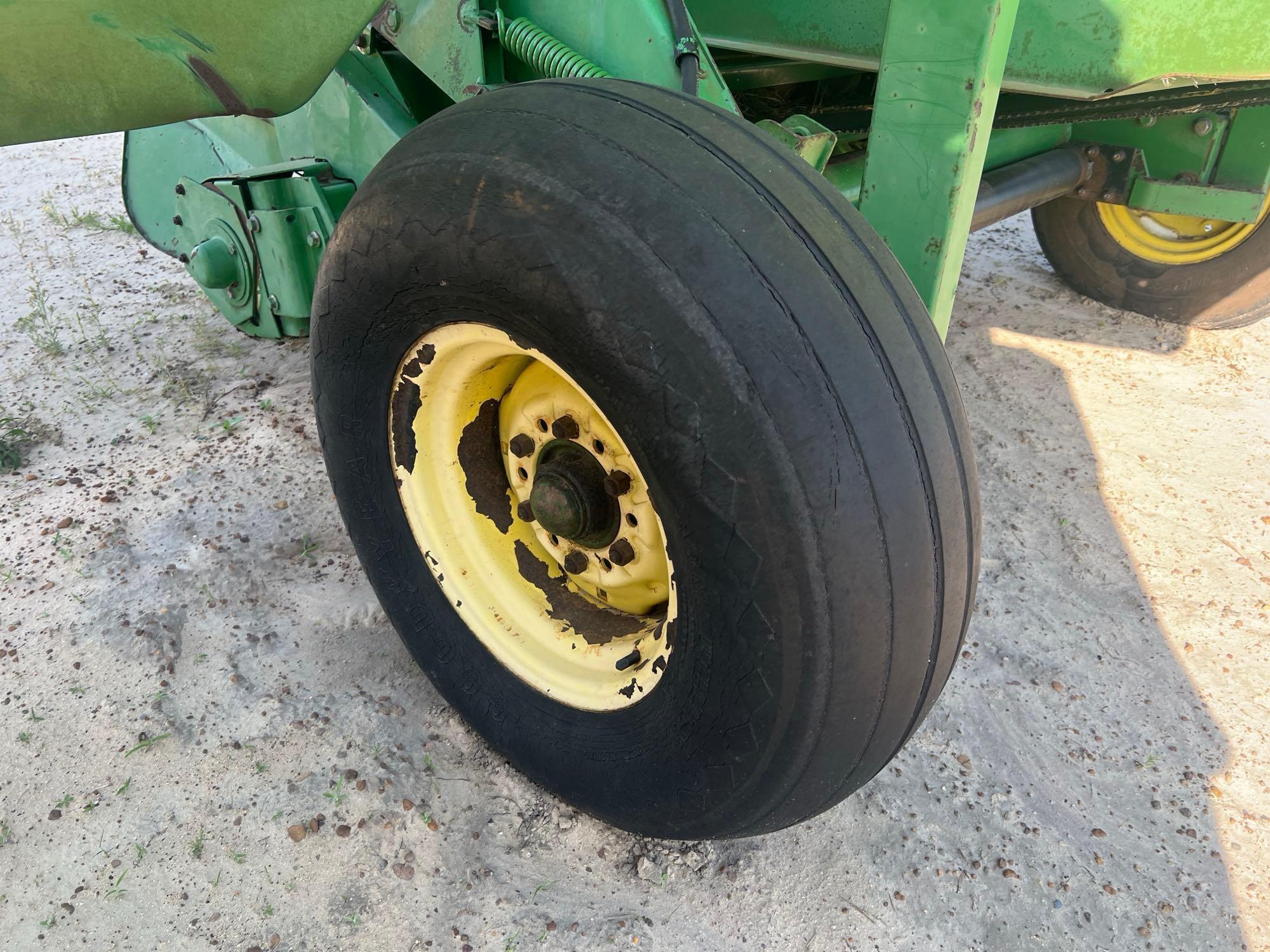 JOHN DEERE 466 ROUND HAY BALER