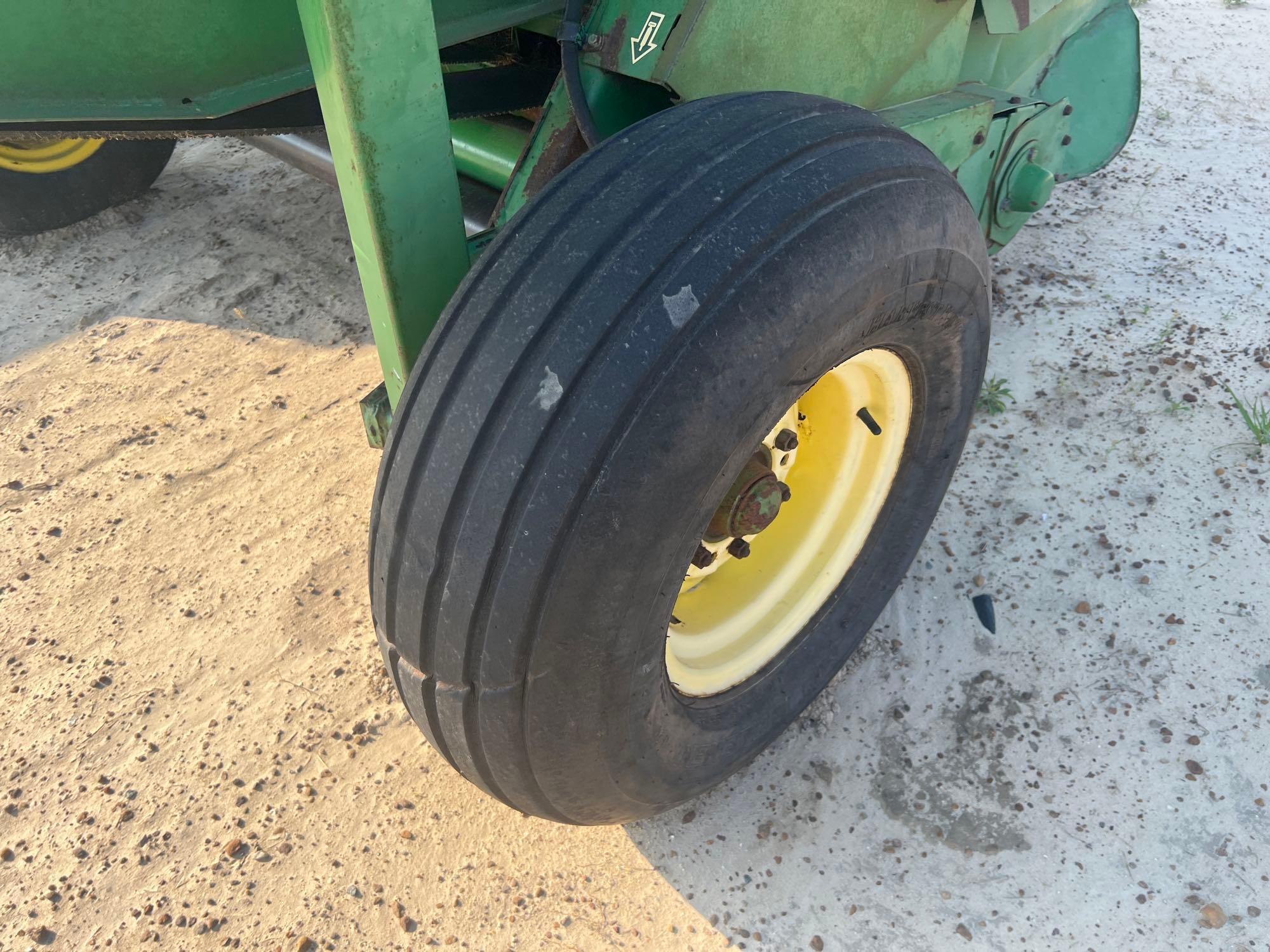 JOHN DEERE 466 ROUND HAY BALER