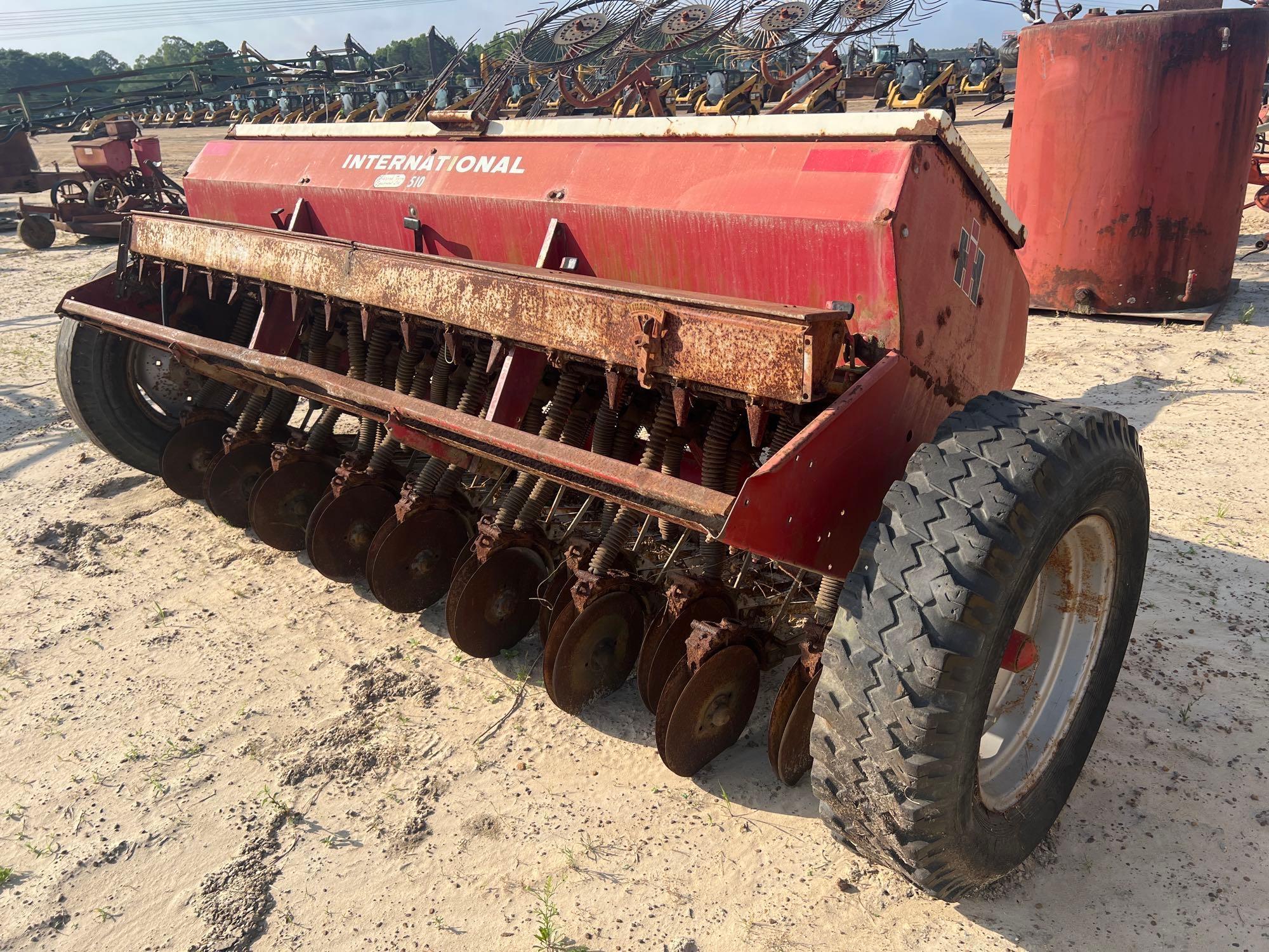 INTERNATIONAL 510-16 HOLE DOUBLE DISK GRAIN DRILL