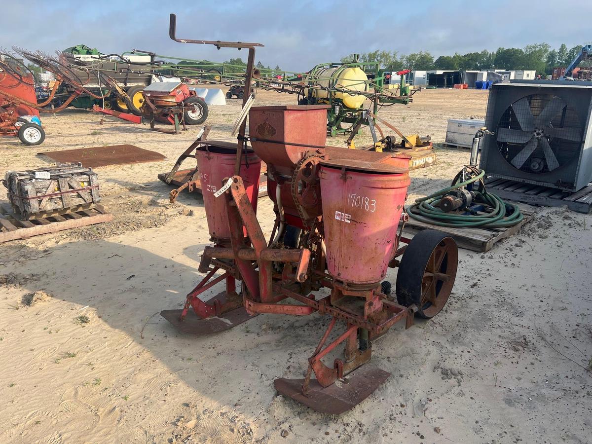 MASSEY FERGUSON 2R PLANTER